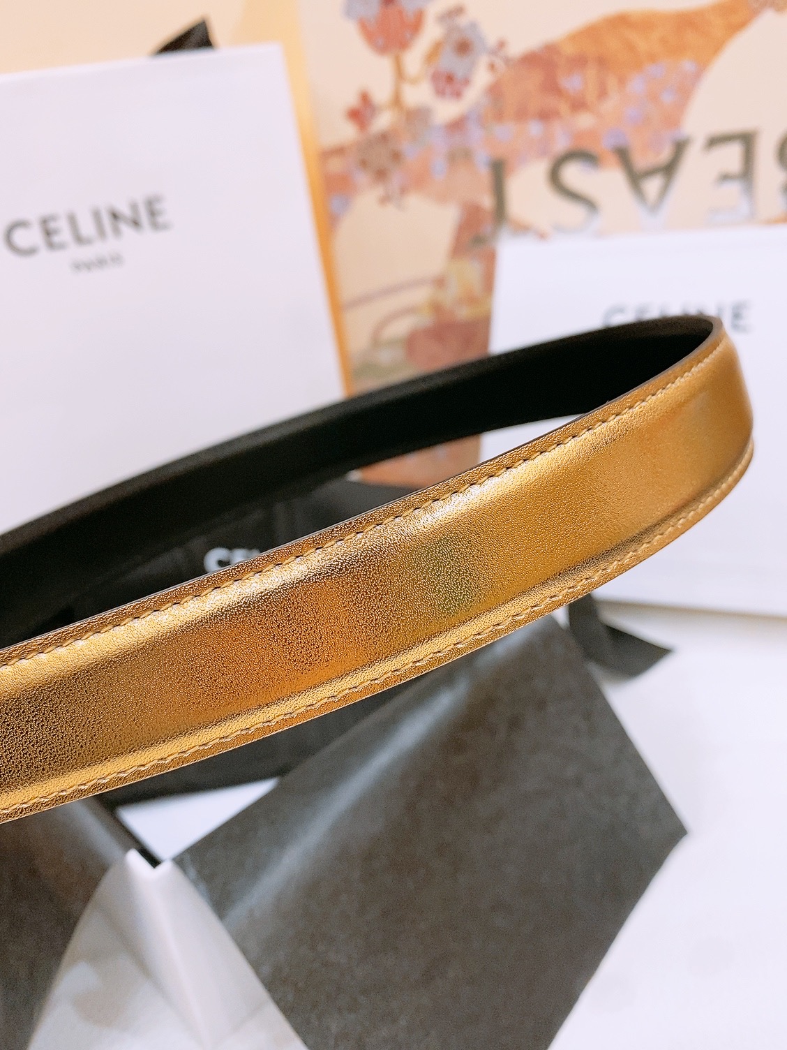 -Celine 凯旋门新款针扣腰带
超简约大气的腰带2.5精品，顶级进口牛皮制作，牛皮搭配牛仔，搭配黄铜