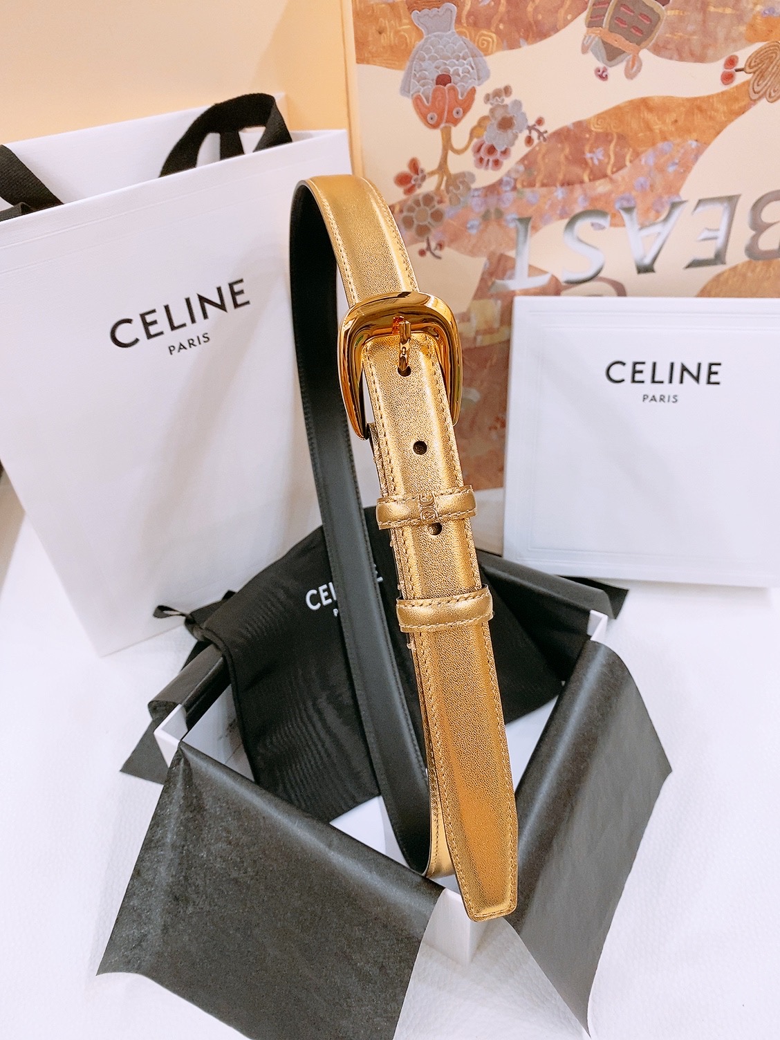 -Celine 凯旋门新款针扣腰带
超简约大气的腰带2.5精品，顶级进口牛皮制作，牛皮搭配牛仔，搭配黄铜