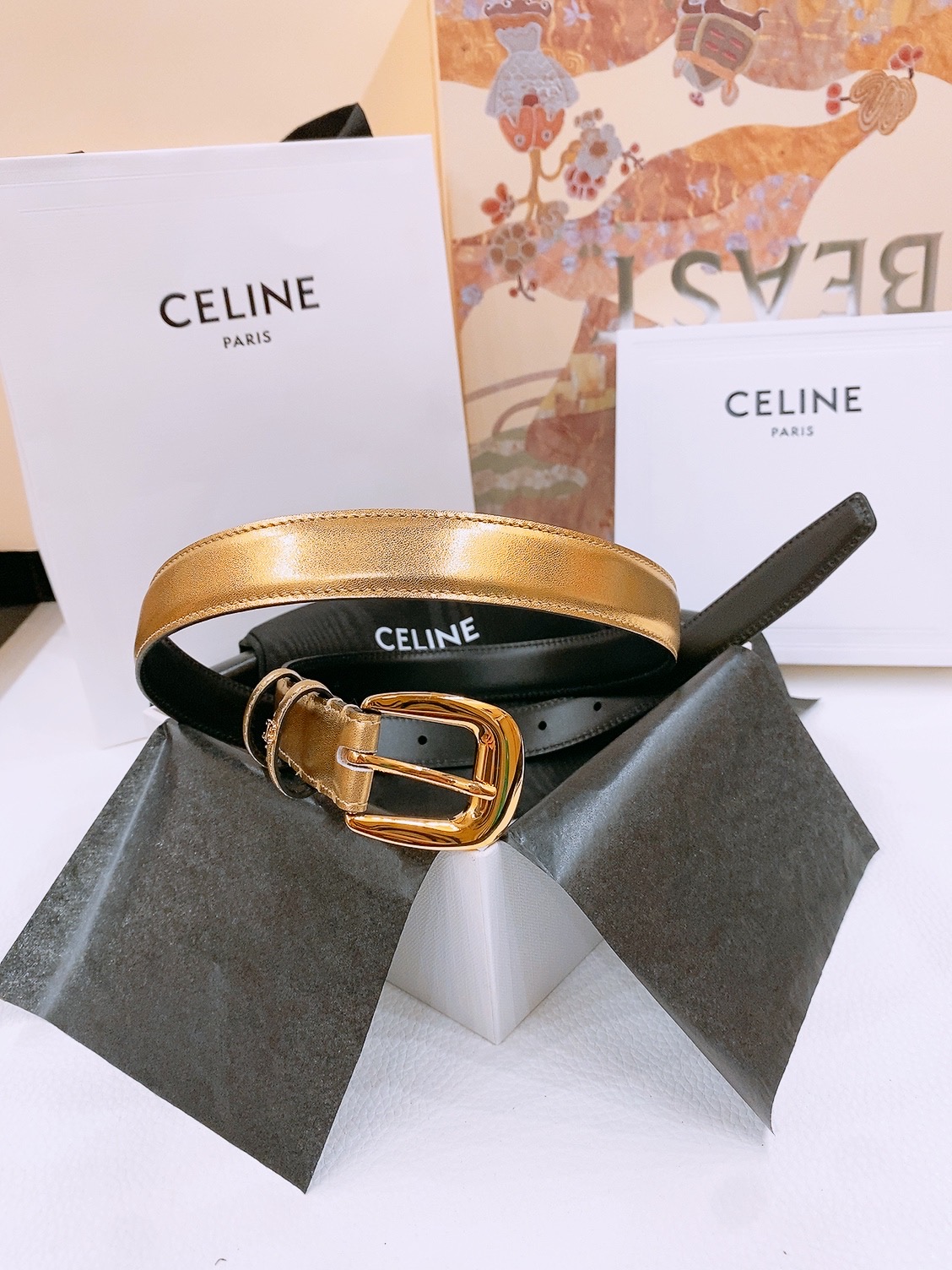 -Celine 凯旋门新款针扣腰带
超简约大气的腰带2.5精品，顶级进口牛皮制作，牛皮搭配牛仔，搭配黄铜
