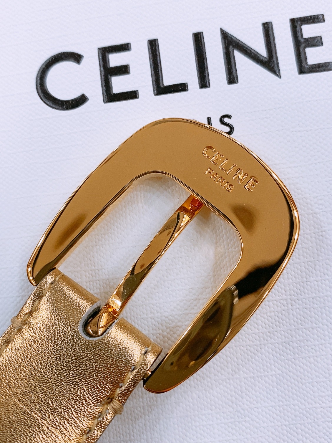 -Celine 凯旋门新款针扣腰带
超简约大气的腰带2.5精品，顶级进口牛皮制作，牛皮搭配牛仔，搭配黄铜