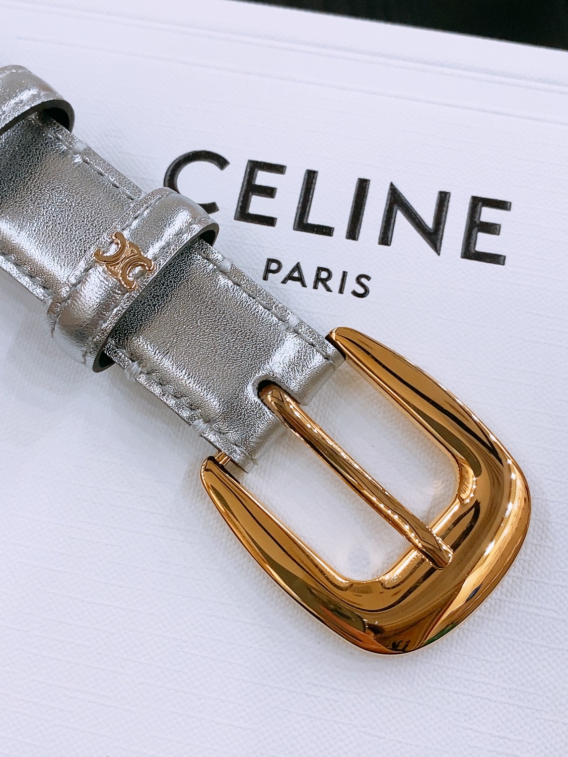 -Celine 凯旋门新款针扣腰带
超简约大气的腰带2.5精品，顶级进口牛皮制作，牛皮搭配牛仔，搭配黄铜