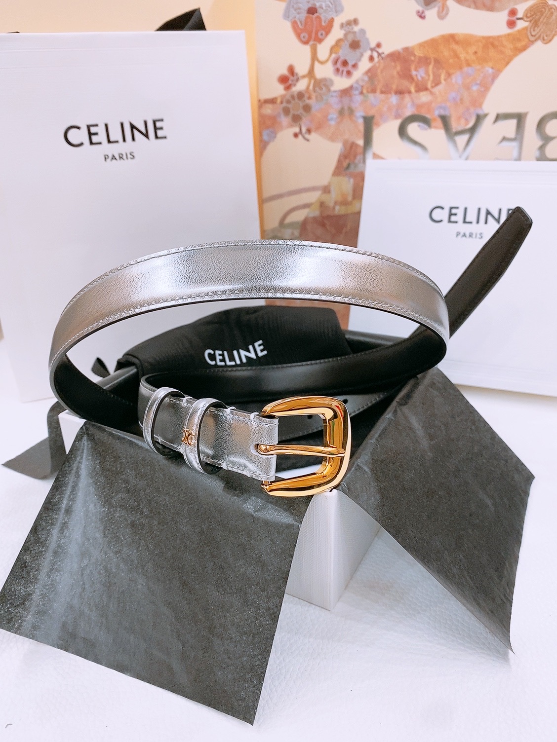 -Celine 凯旋门新款针扣腰带
超简约大气的腰带2.5精品，顶级进口牛皮制作，牛皮搭配牛仔，搭配黄铜