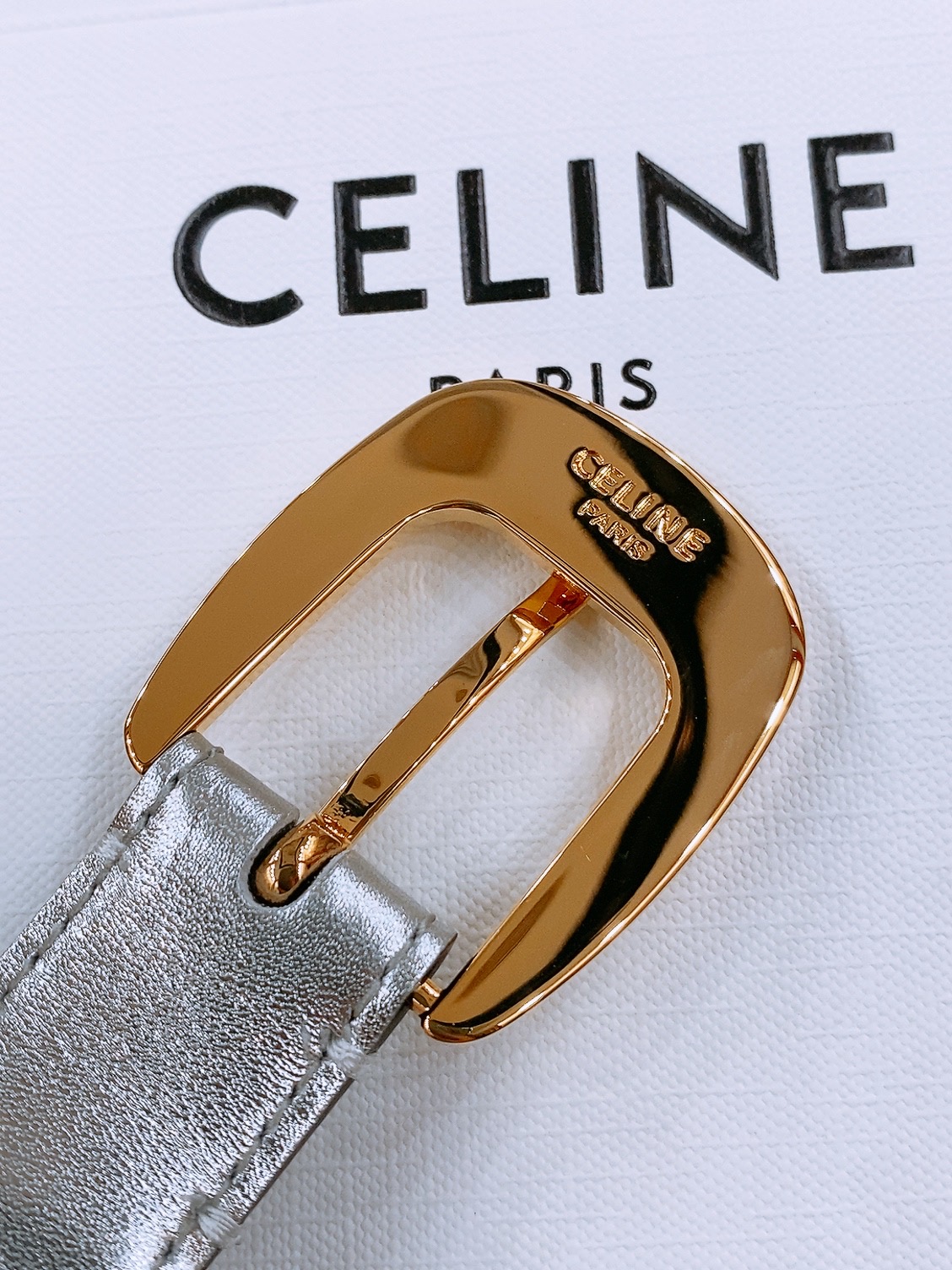 -Celine 凯旋门新款针扣腰带
超简约大气的腰带2.5精品，顶级进口牛皮制作，牛皮搭配牛仔，搭配黄铜
