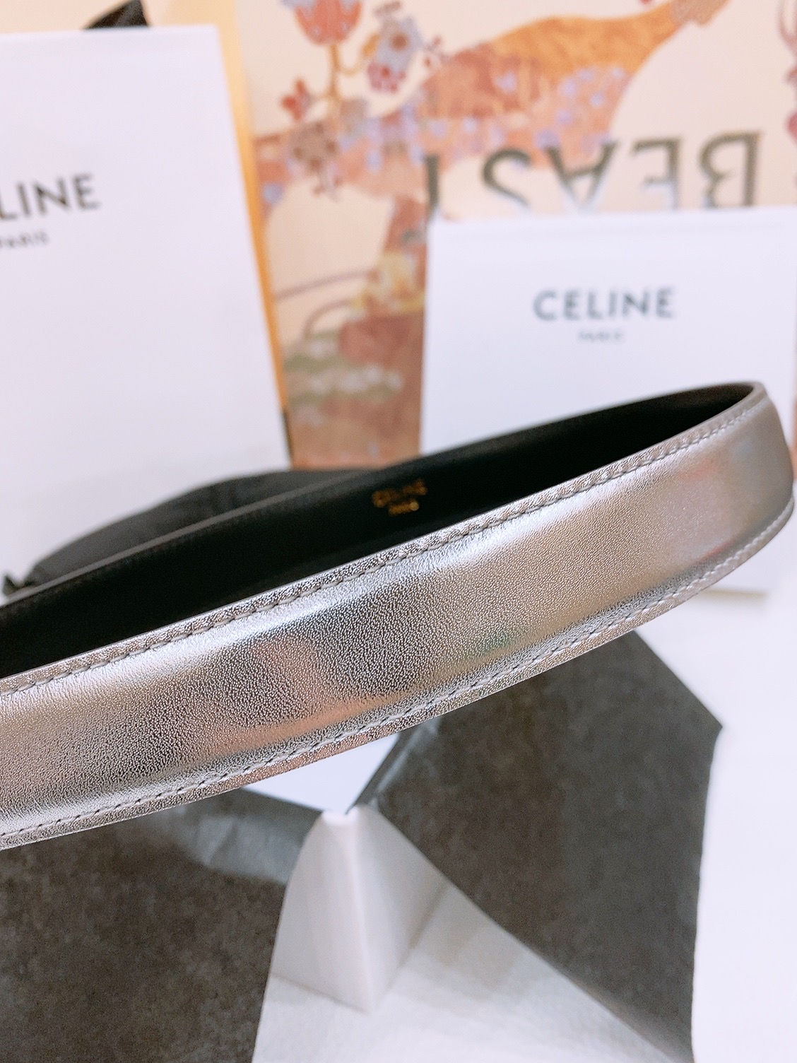 -Celine 凯旋门新款针扣腰带
超简约大气的腰带2.5精品，顶级进口牛皮制作，牛皮搭配牛仔，搭配黄铜