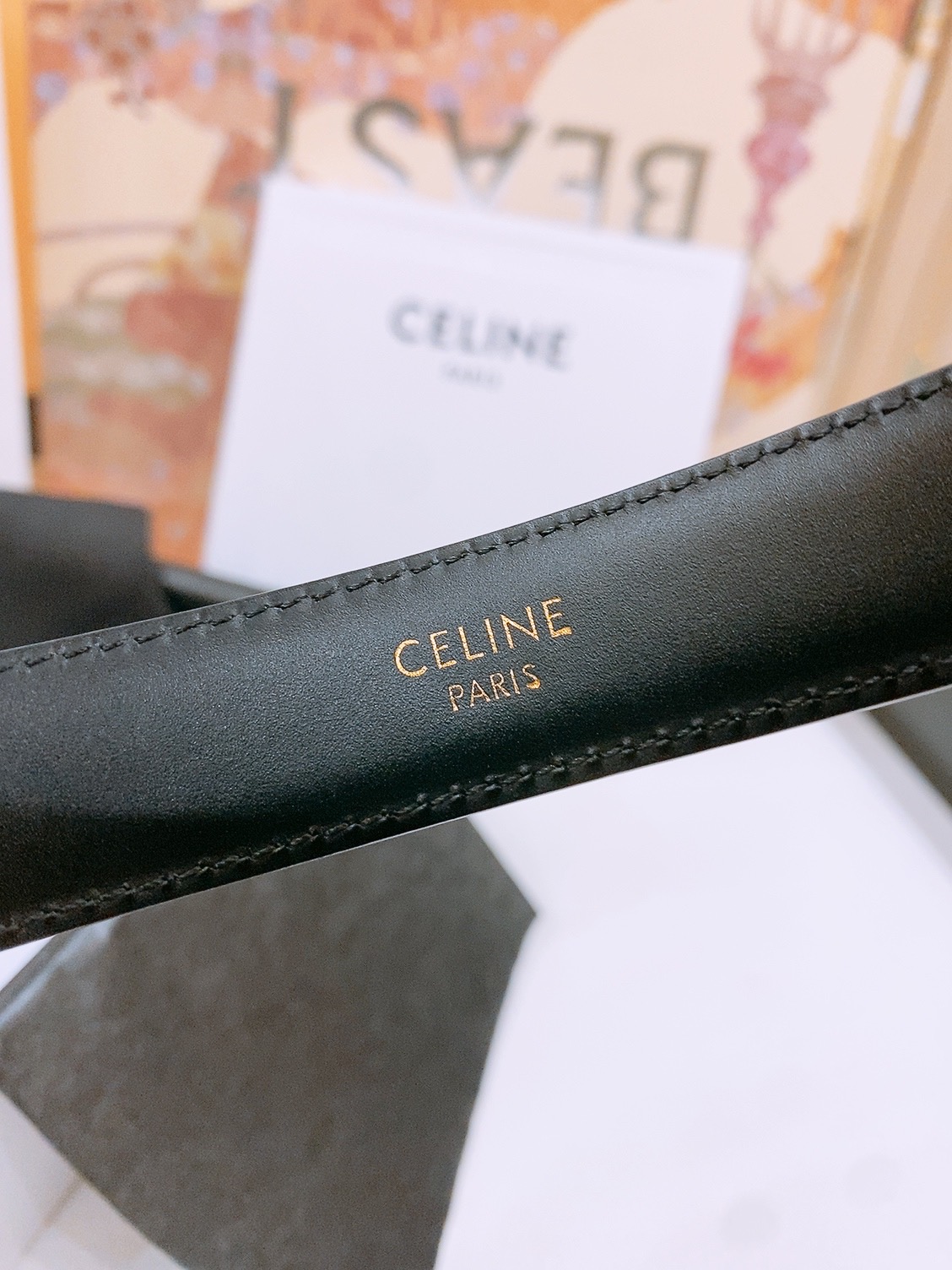 -Celine 凯旋门新款针扣腰带
超简约大气的腰带2.5精品，顶级进口牛皮制作，牛皮搭配牛仔，搭配黄铜