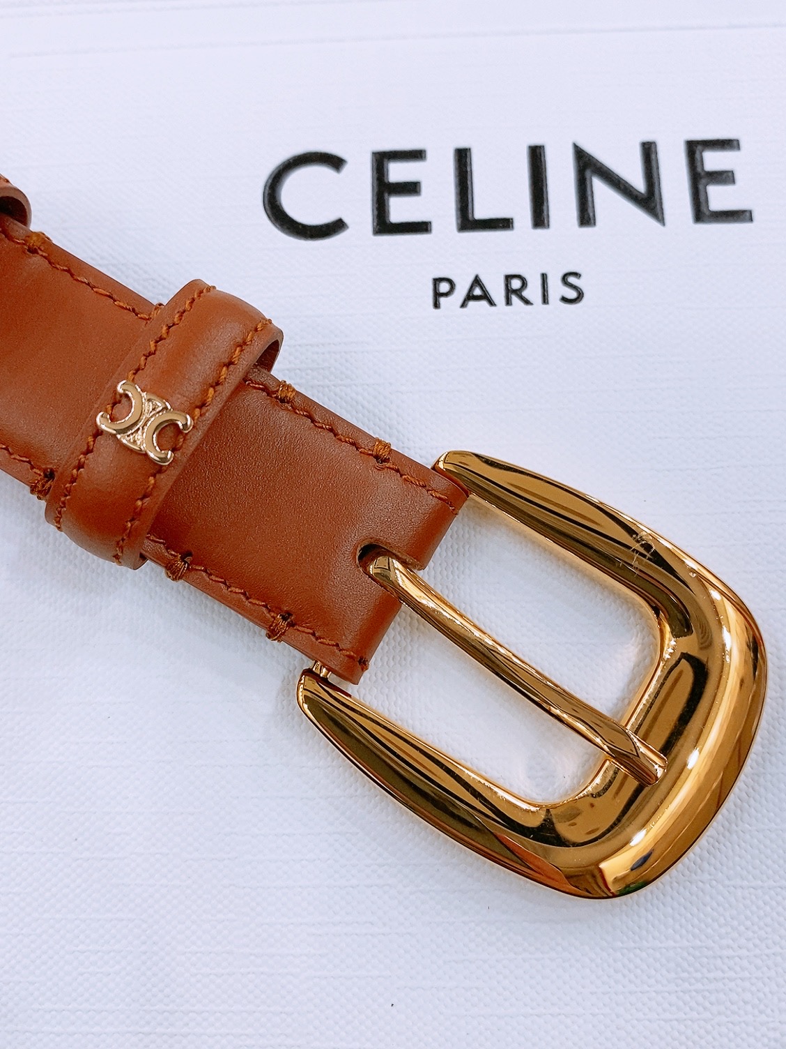 -Celine 凯旋门新款针扣腰带
超简约大气的腰带2.5精品，顶级进口牛皮制作，牛皮搭配牛仔，搭配黄铜