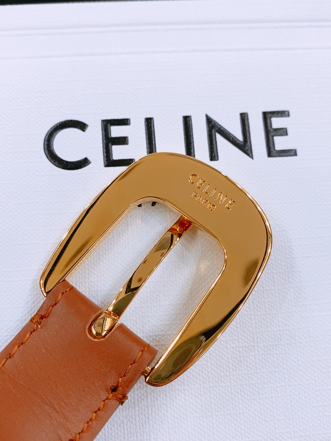 -Celine 凯旋门新款针扣腰带
超简约大气的腰带2.5精品，顶级进口牛皮制作，牛皮搭配牛仔，搭配黄铜