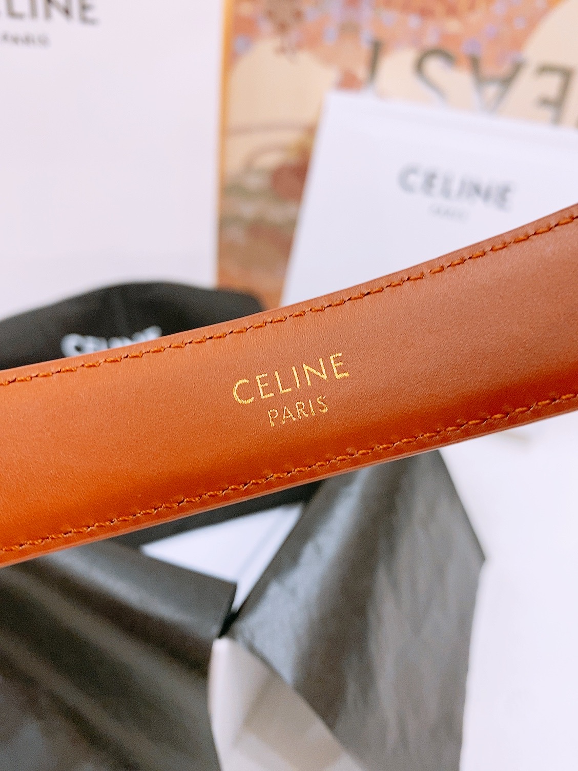 -Celine 凯旋门新款针扣腰带
超简约大气的腰带2.5精品，顶级进口牛皮制作，牛皮搭配牛仔，搭配黄铜