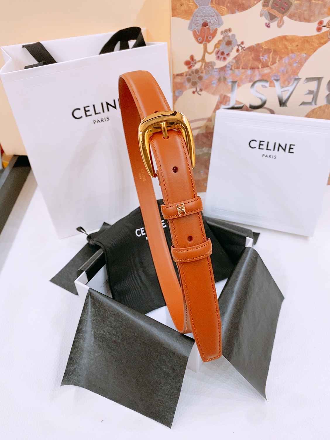 -Celine 凯旋门新款针扣腰带
超简约大气的腰带2.5精品，顶级进口牛皮制作，牛皮搭配牛仔，搭配黄铜