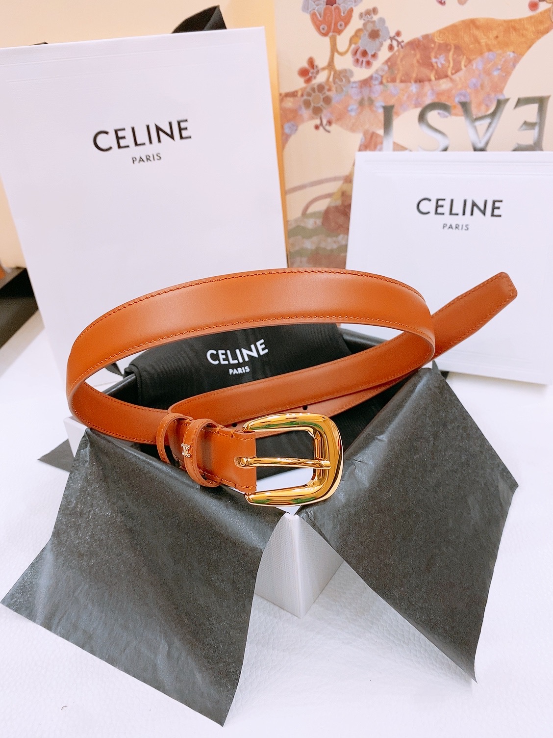 -Celine 凯旋门新款针扣腰带
超简约大气的腰带2.5精品，顶级进口牛皮制作，牛皮搭配牛仔，搭配黄铜