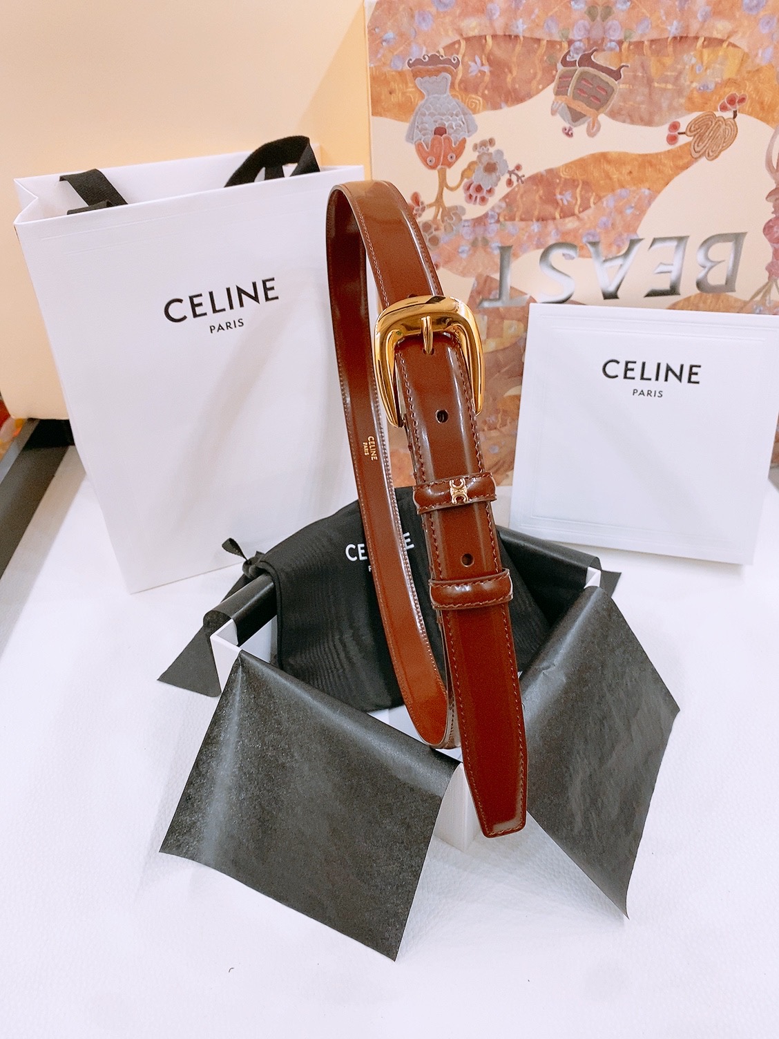 -Celine 凯旋门新款针扣腰带
超简约大气的腰带2.5精品，顶级进口牛皮制作，牛皮搭配牛仔，搭配黄铜