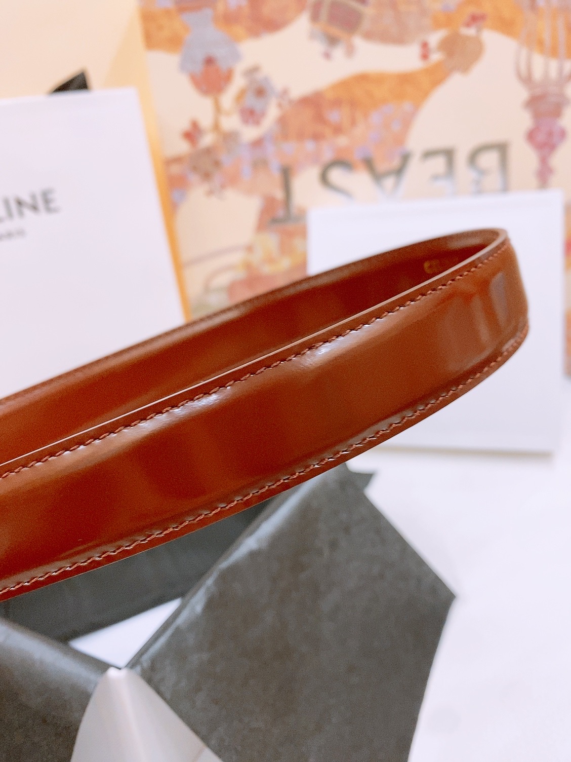 -Celine 凯旋门新款针扣腰带
超简约大气的腰带2.5精品，顶级进口牛皮制作，牛皮搭配牛仔，搭配黄铜
