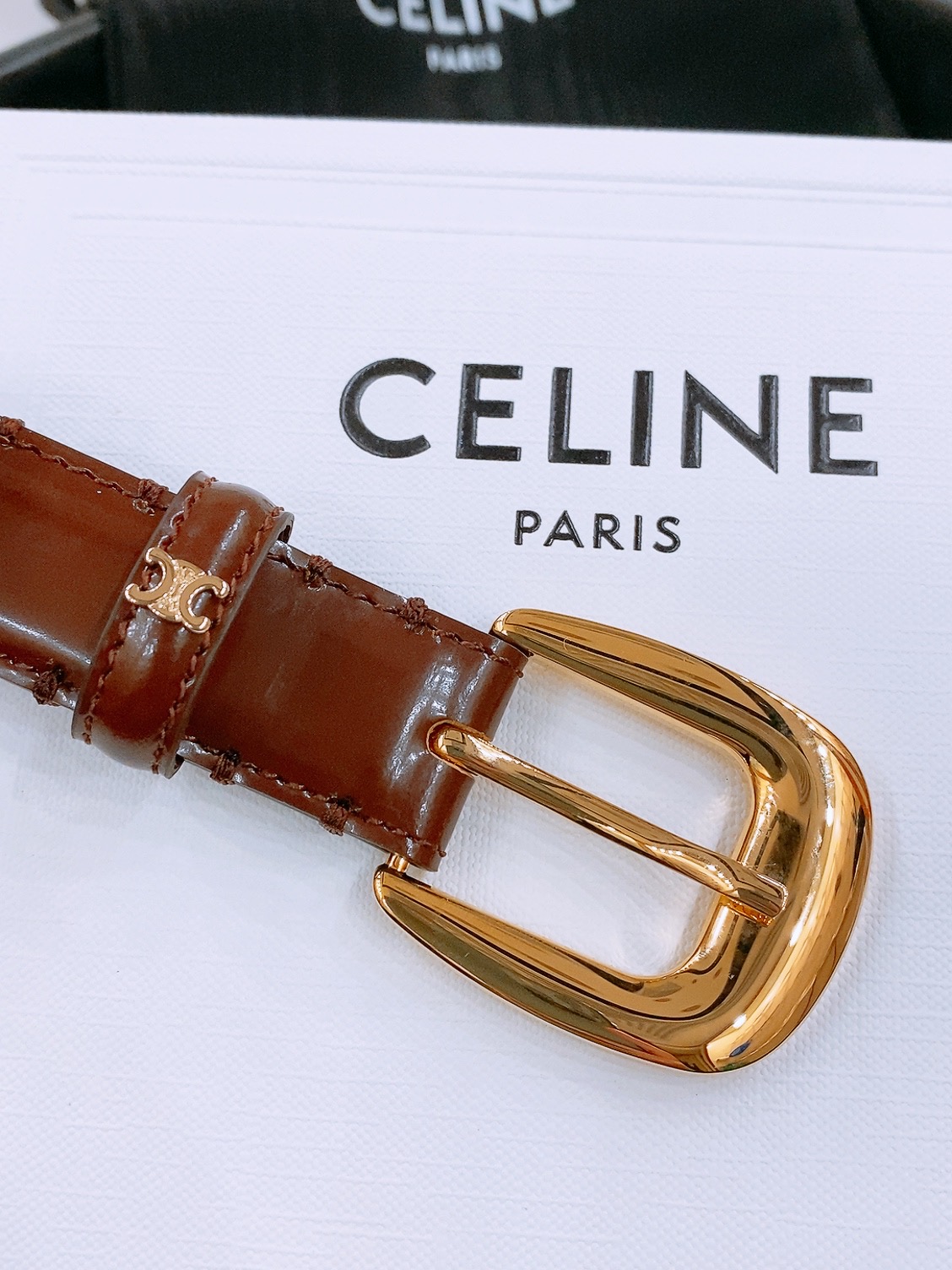 -Celine 凯旋门新款针扣腰带
超简约大气的腰带2.5精品，顶级进口牛皮制作，牛皮搭配牛仔，搭配黄铜