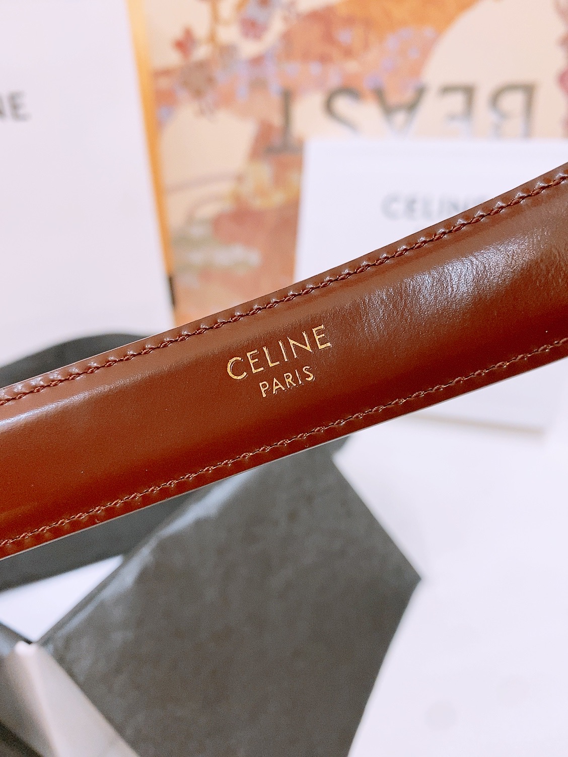-Celine 凯旋门新款针扣腰带
超简约大气的腰带2.5精品，顶级进口牛皮制作，牛皮搭配牛仔，搭配黄铜
