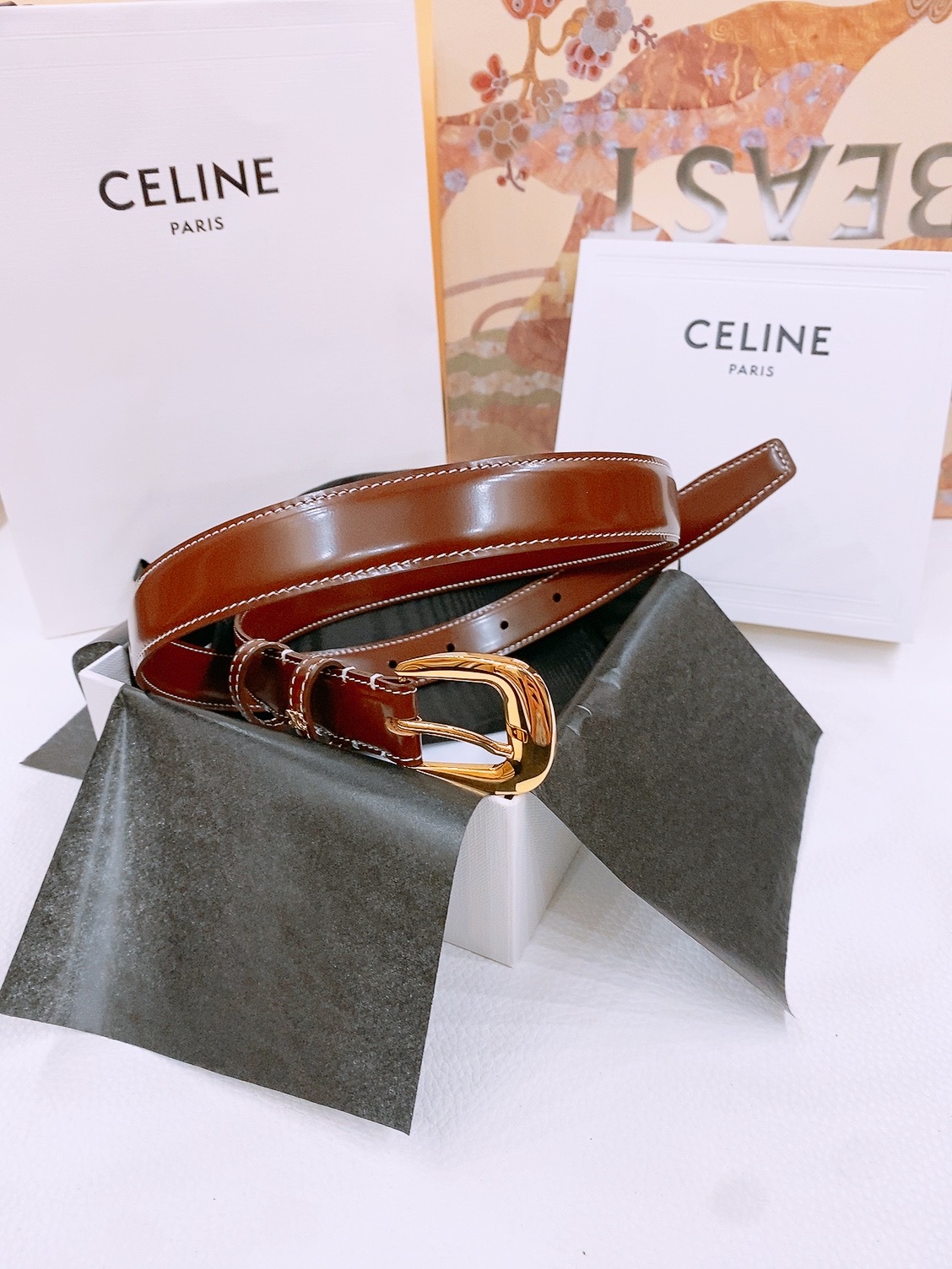-Celine 凯旋门新款针扣腰带
超简约大气的腰带2.5精品，顶级进口牛皮制作，牛皮搭配牛仔，搭配黄铜