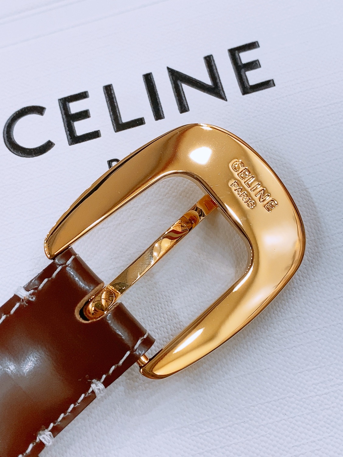 -Celine 凯旋门新款针扣腰带
超简约大气的腰带2.5精品，顶级进口牛皮制作，牛皮搭配牛仔，搭配黄铜