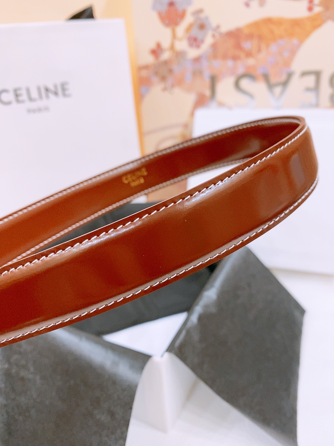 -Celine 凯旋门新款针扣腰带
超简约大气的腰带2.5精品，顶级进口牛皮制作，牛皮搭配牛仔，搭配黄铜