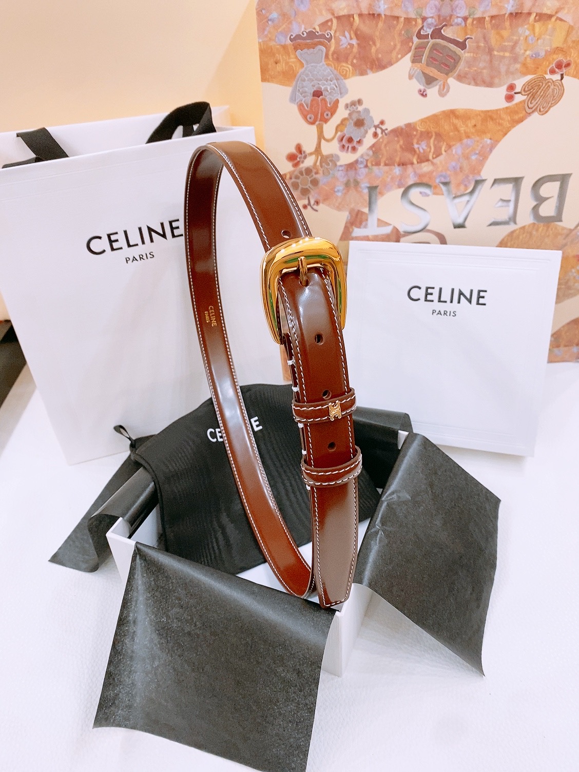 -Celine 凯旋门新款针扣腰带
超简约大气的腰带2.5精品，顶级进口牛皮制作，牛皮搭配牛仔，搭配黄铜