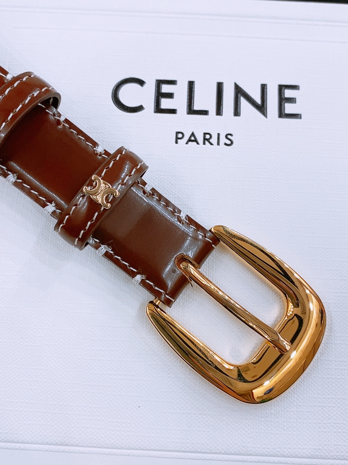-Celine 凯旋门新款针扣腰带
超简约大气的腰带2.5精品，顶级进口牛皮制作，牛皮搭配牛仔，搭配黄铜