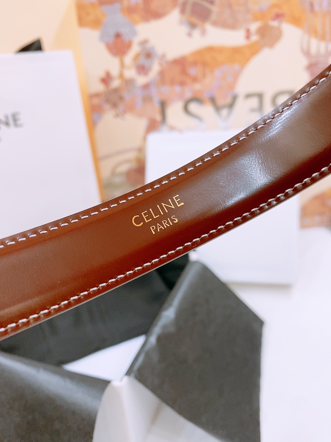 -Celine 凯旋门新款针扣腰带
超简约大气的腰带2.5精品，顶级进口牛皮制作，牛皮搭配牛仔，搭配黄铜