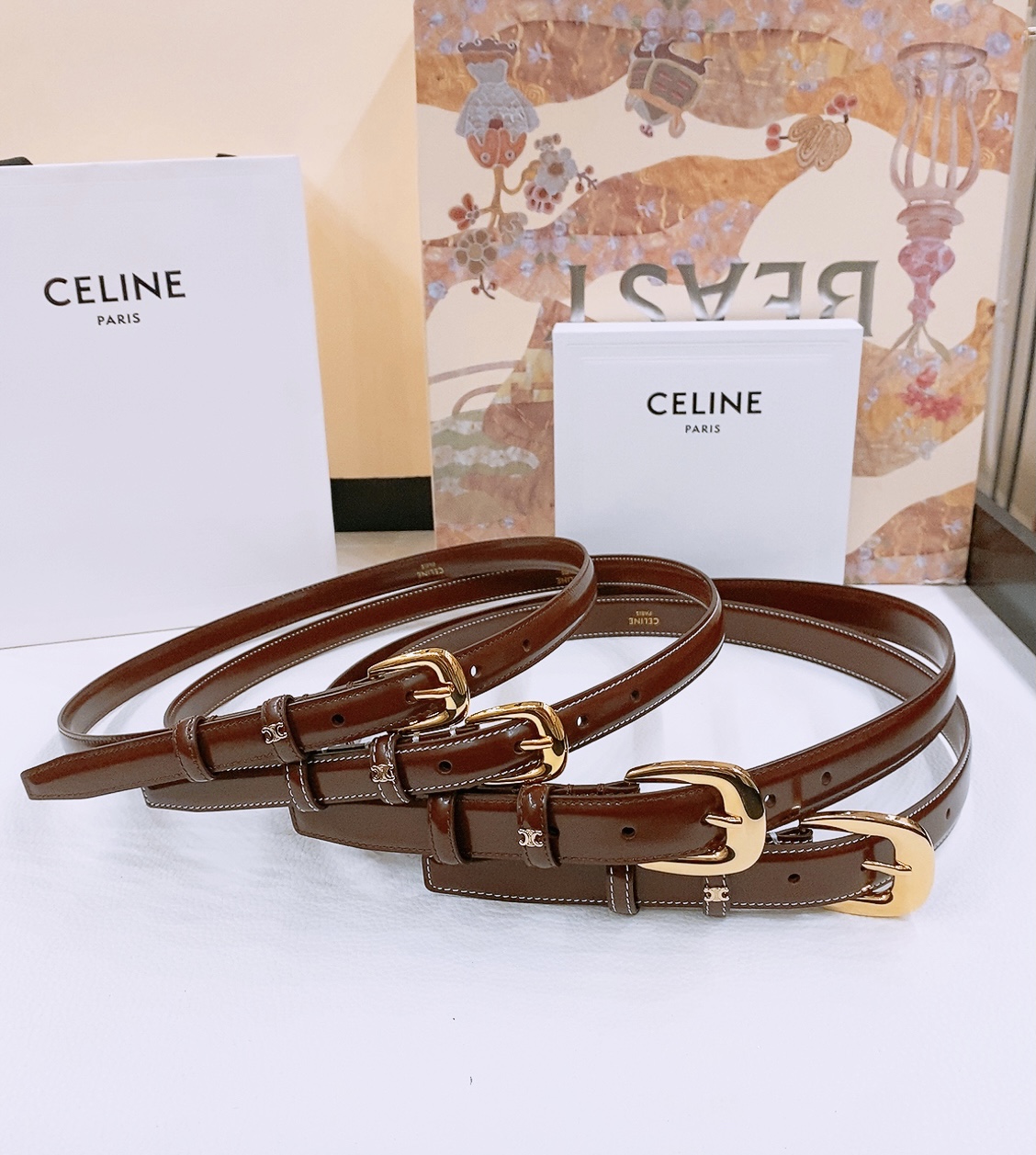 -咖啡色系集合图🤩
Celine 凯旋门新款针扣腰带
超简约大气的腰带2.5精品，顶级进口牛皮制作，牛皮