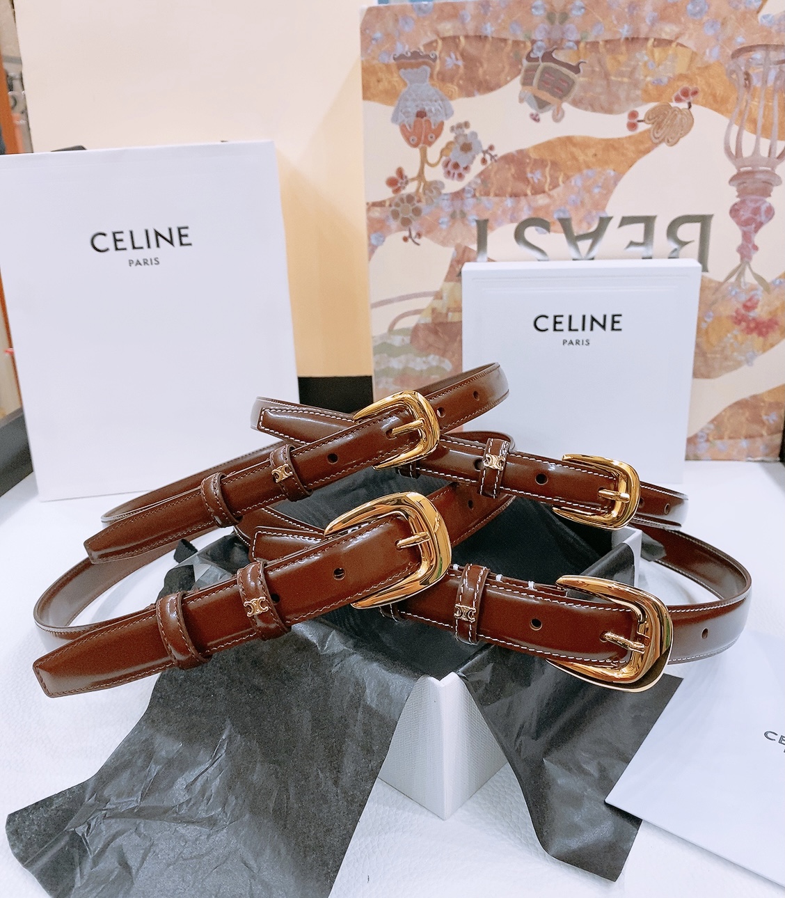 -咖啡色系集合图🤩
Celine 凯旋门新款针扣腰带
超简约大气的腰带2.5精品，顶级进口牛皮制作，牛皮