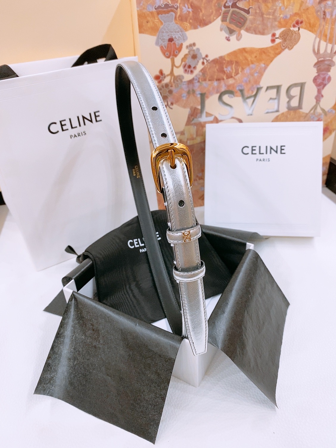 -Celine 凯旋门新款针扣腰带
超简约大气的腰带1.8精品，顶级进口牛皮制作，牛皮搭配牛仔，搭配黄铜