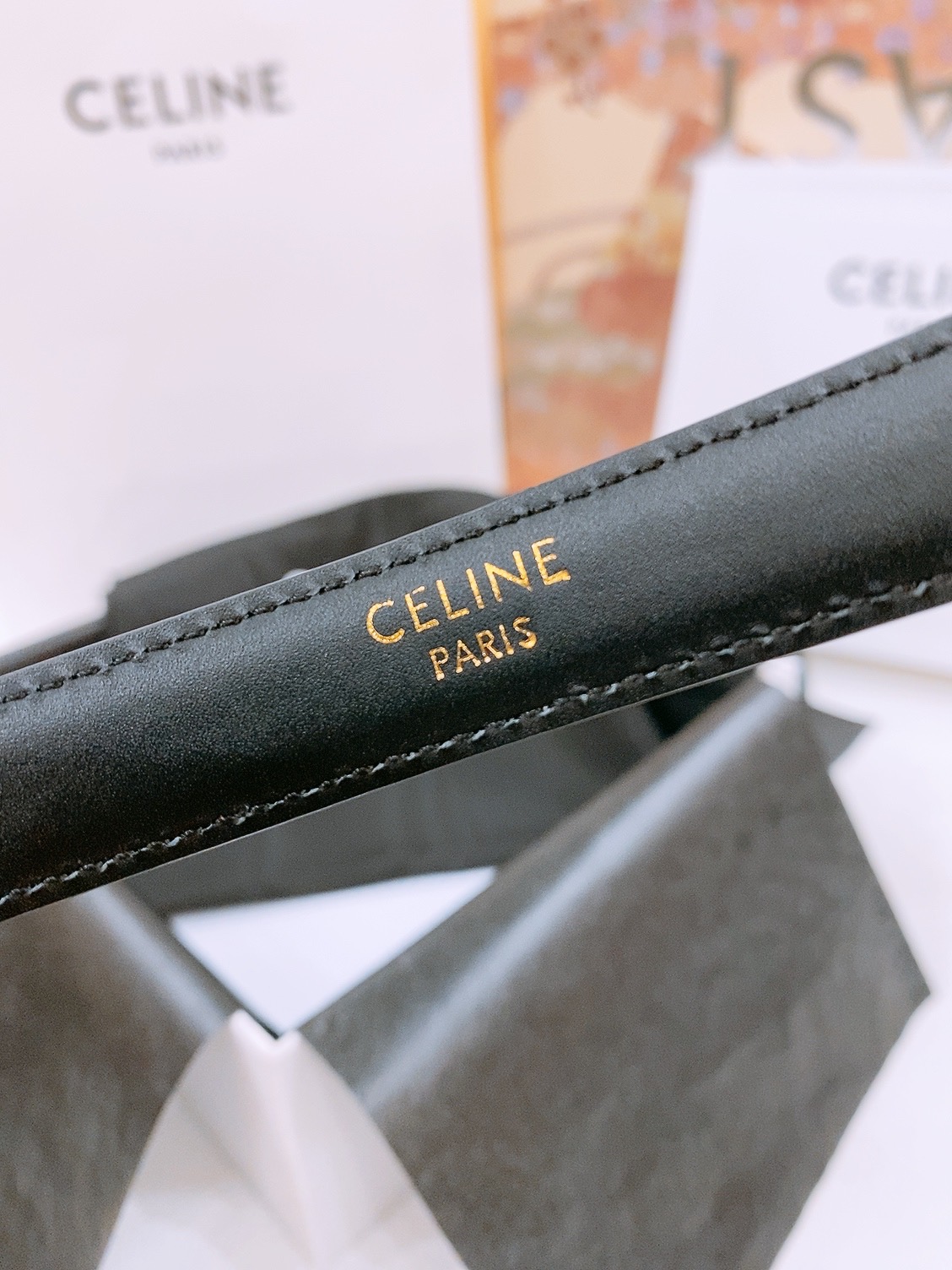 -Celine 凯旋门新款针扣腰带
超简约大气的腰带1.8精品，顶级进口牛皮制作，牛皮搭配牛仔，搭配黄铜