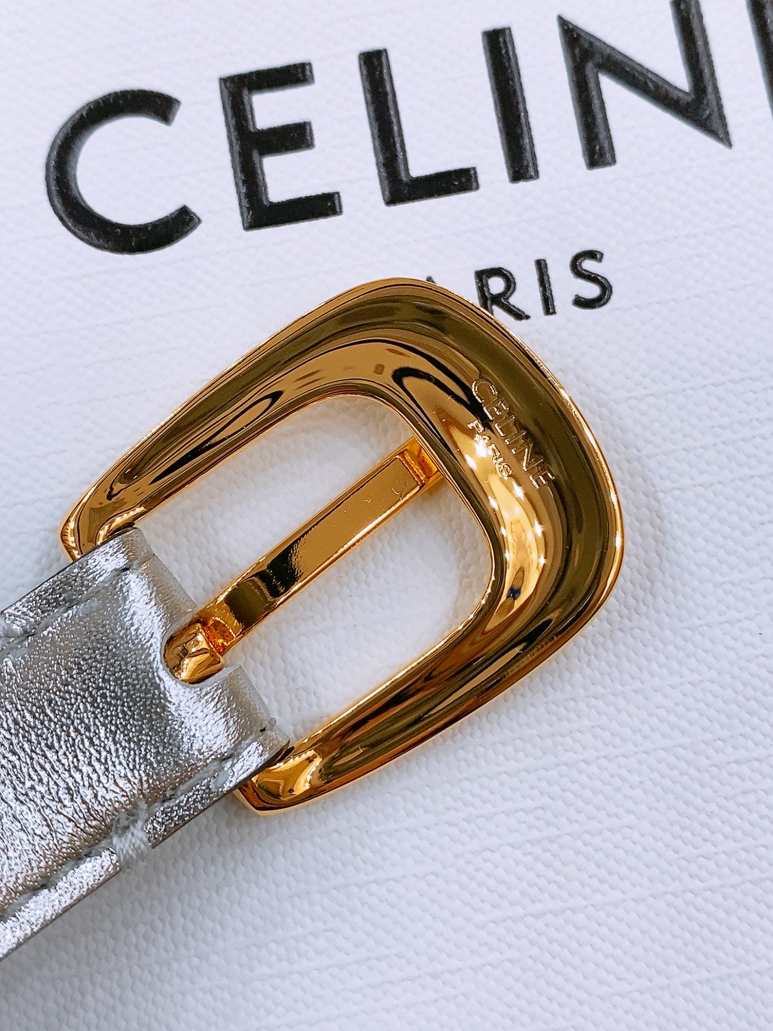 -Celine 凯旋门新款针扣腰带
超简约大气的腰带1.8精品，顶级进口牛皮制作，牛皮搭配牛仔，搭配黄铜