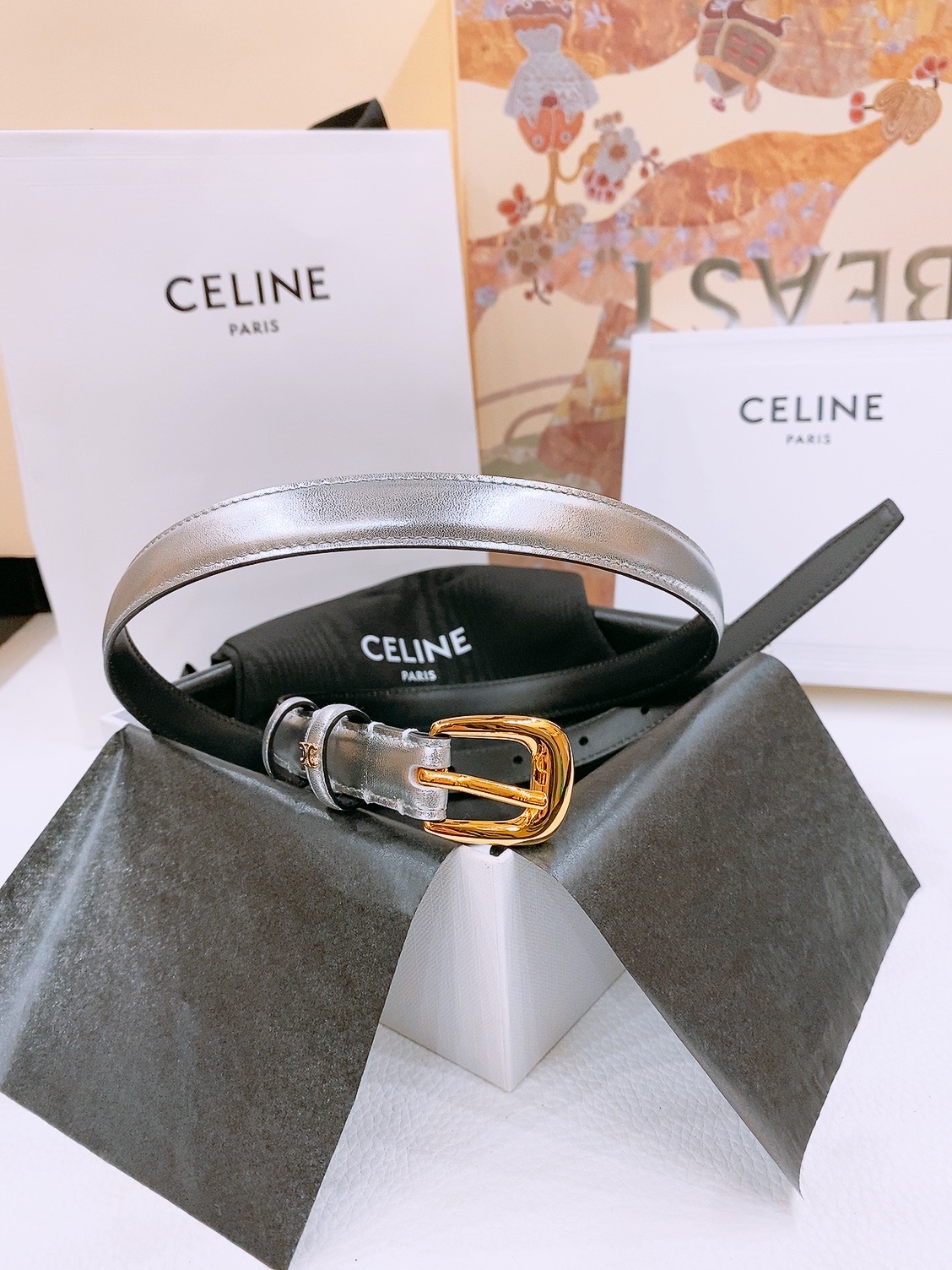 -Celine 凯旋门新款针扣腰带
超简约大气的腰带1.8精品，顶级进口牛皮制作，牛皮搭配牛仔，搭配黄铜