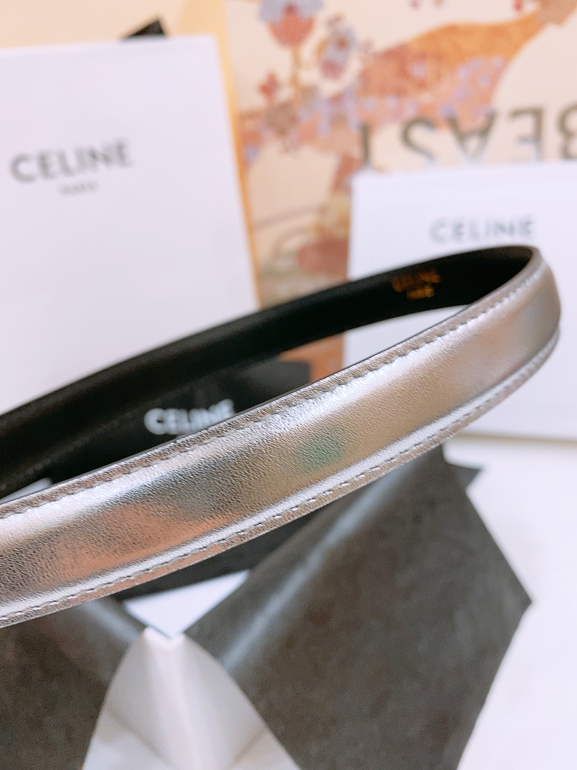 -Celine 凯旋门新款针扣腰带
超简约大气的腰带1.8精品，顶级进口牛皮制作，牛皮搭配牛仔，搭配黄铜