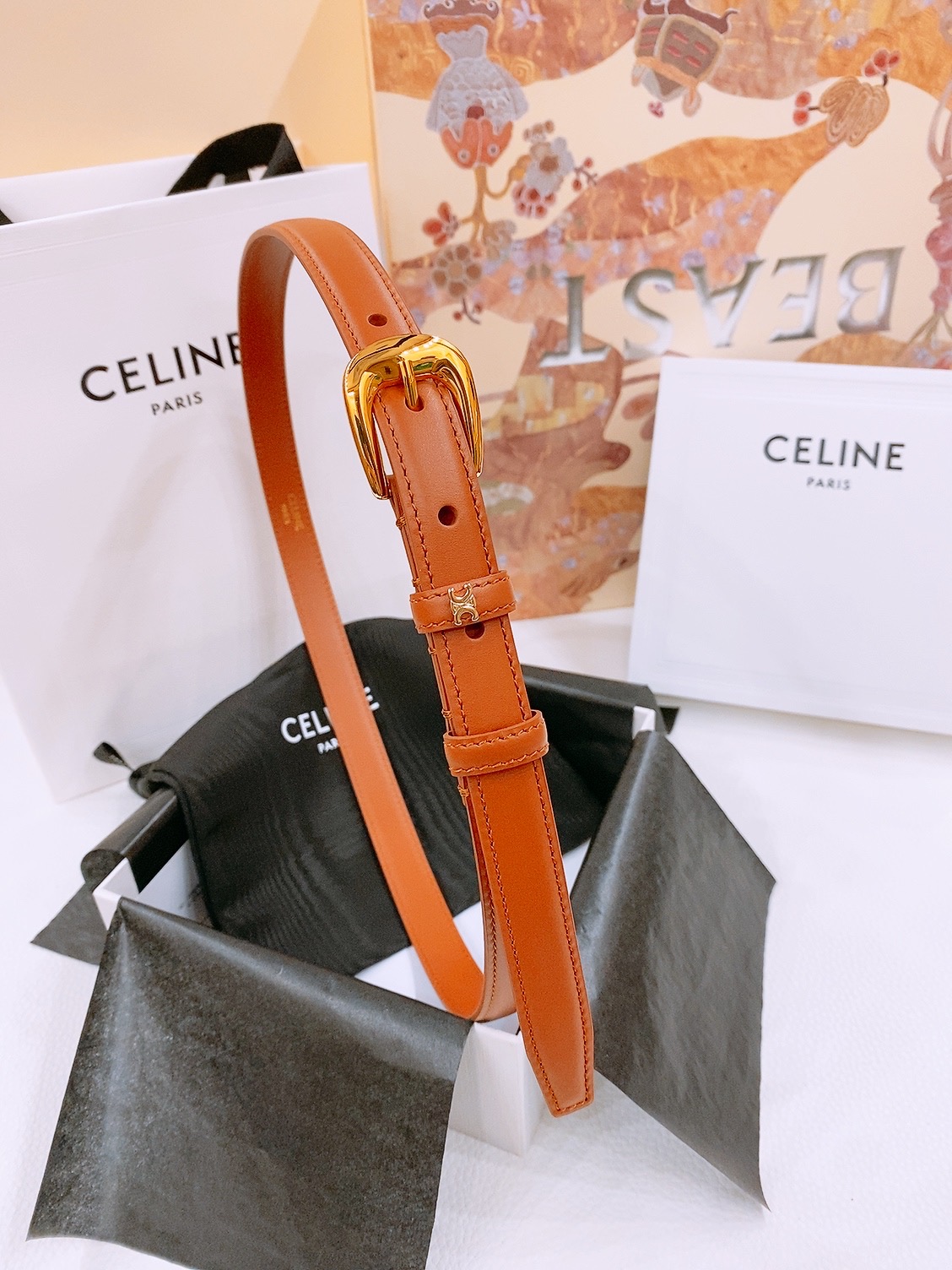 -Celine 凯旋门新款针扣腰带
超简约大气的腰带1.8精品，顶级进口牛皮制作，牛皮搭配牛仔，搭配黄铜