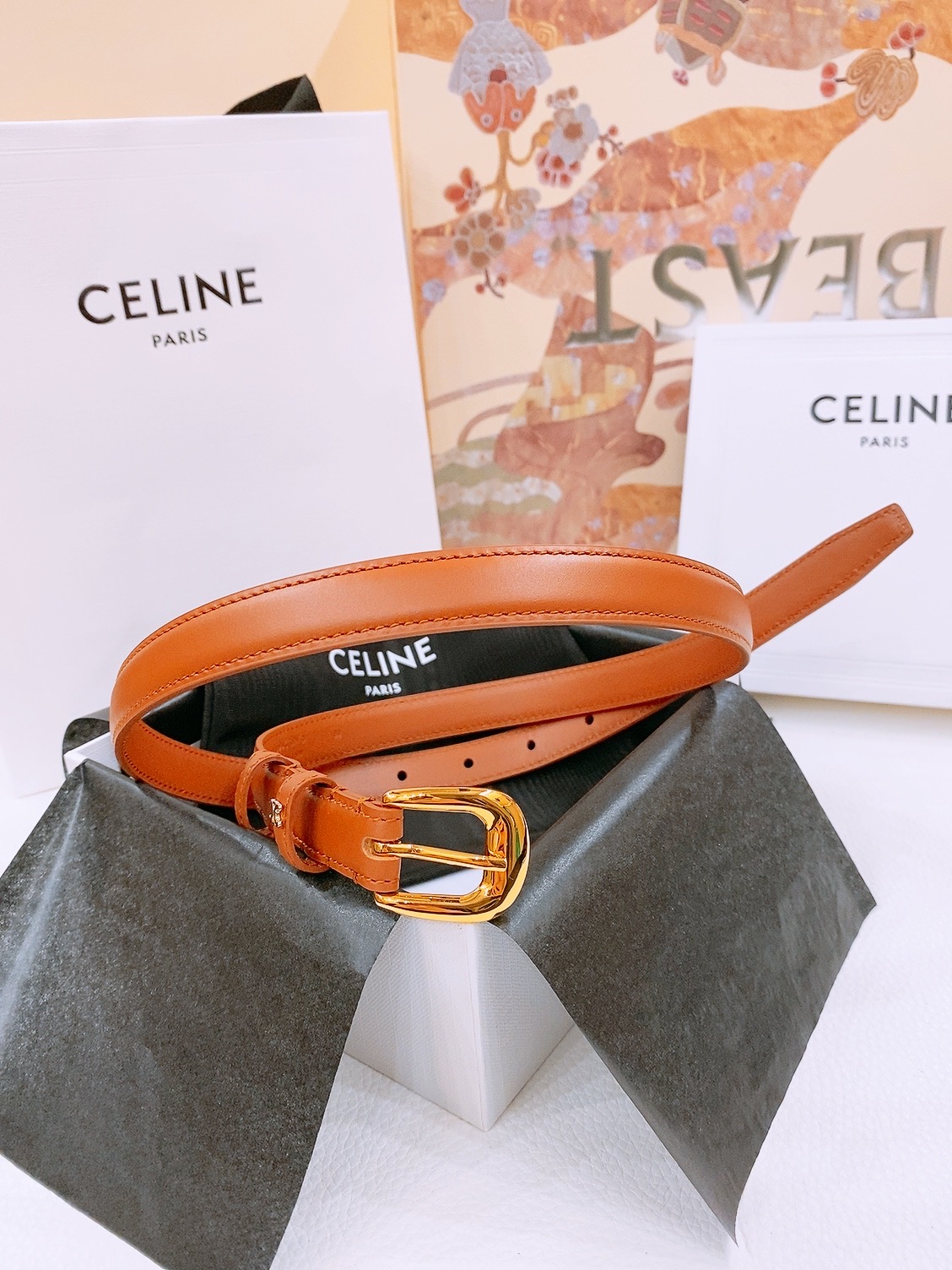 -Celine 凯旋门新款针扣腰带
超简约大气的腰带1.8精品，顶级进口牛皮制作，牛皮搭配牛仔，搭配黄铜