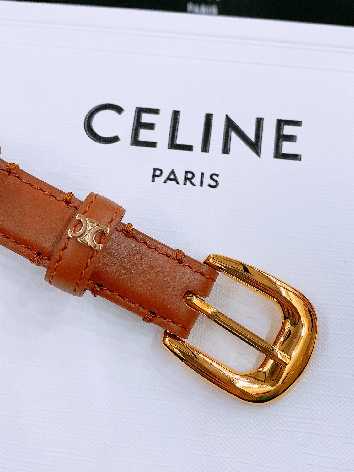 -Celine 凯旋门新款针扣腰带
超简约大气的腰带1.8精品，顶级进口牛皮制作，牛皮搭配牛仔，搭配黄铜
