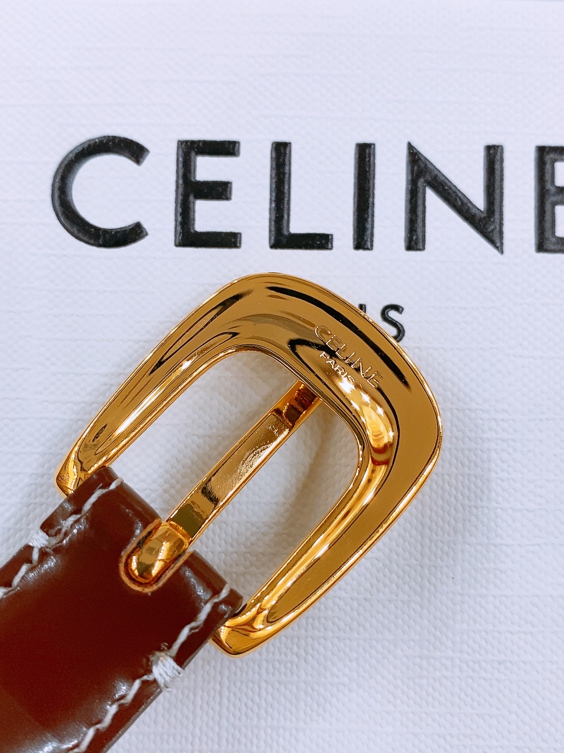 -Celine 凯旋门新款针扣腰带
超简约大气的腰带1.8精品，顶级进口牛皮制作，牛皮搭配牛仔，搭配黄铜