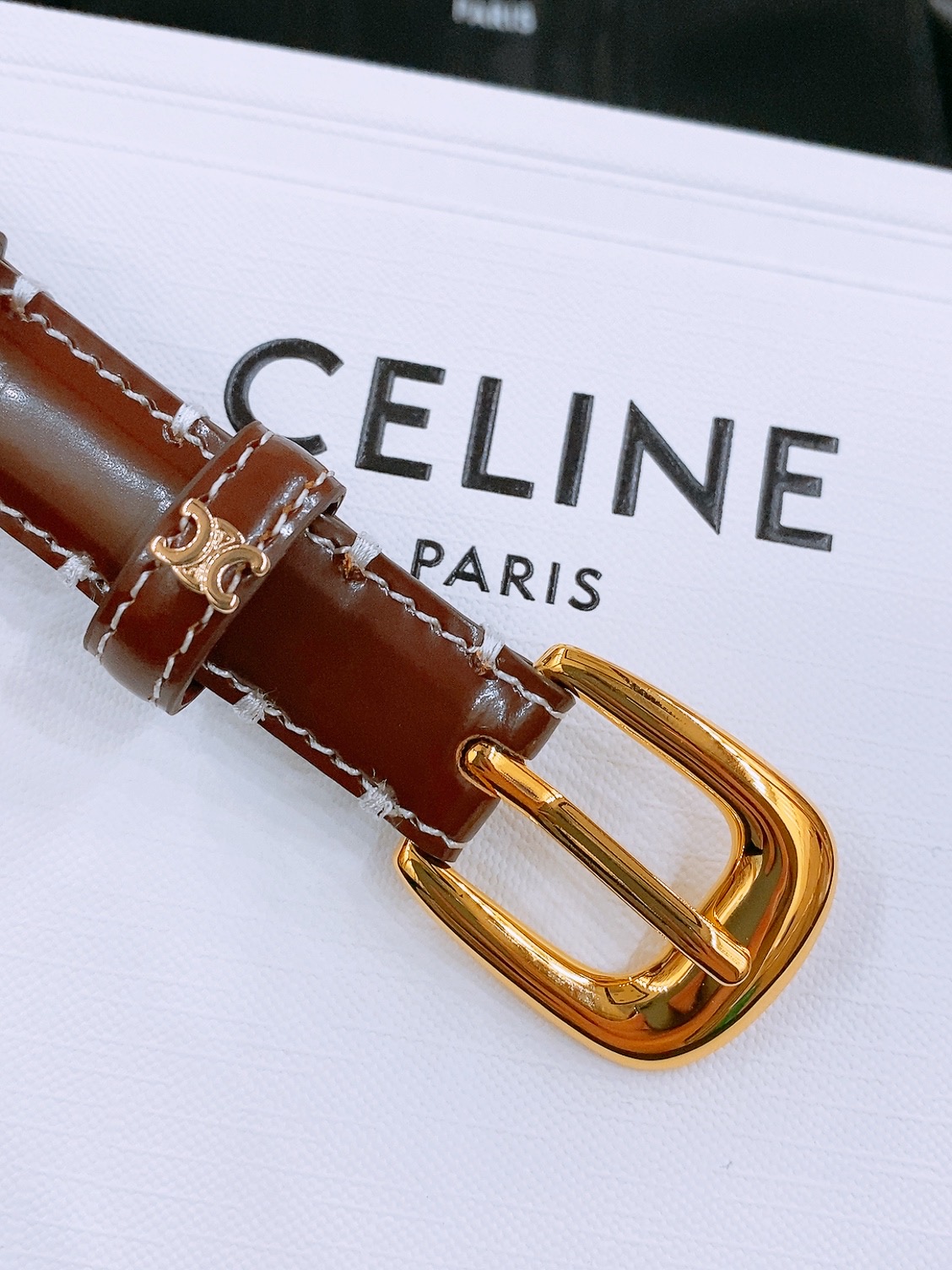 -Celine 凯旋门新款针扣腰带
超简约大气的腰带1.8精品，顶级进口牛皮制作，牛皮搭配牛仔，搭配黄铜