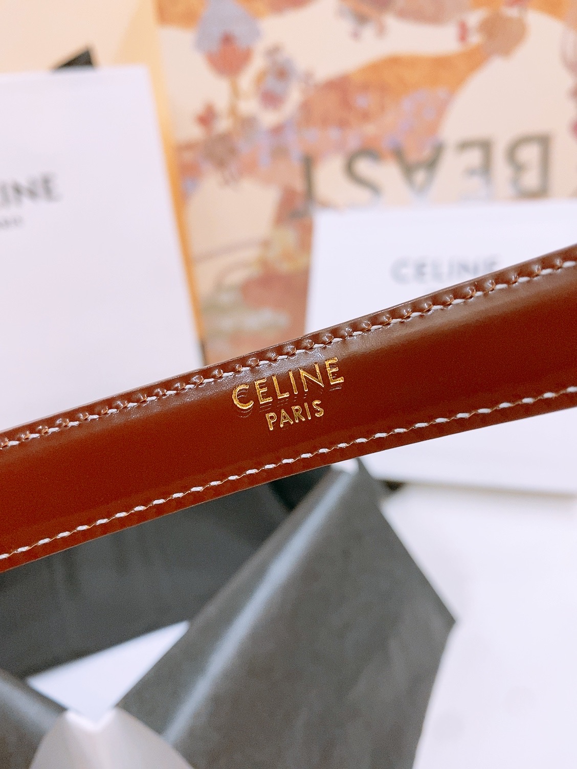 -Celine 凯旋门新款针扣腰带
超简约大气的腰带1.8精品，顶级进口牛皮制作，牛皮搭配牛仔，搭配黄铜