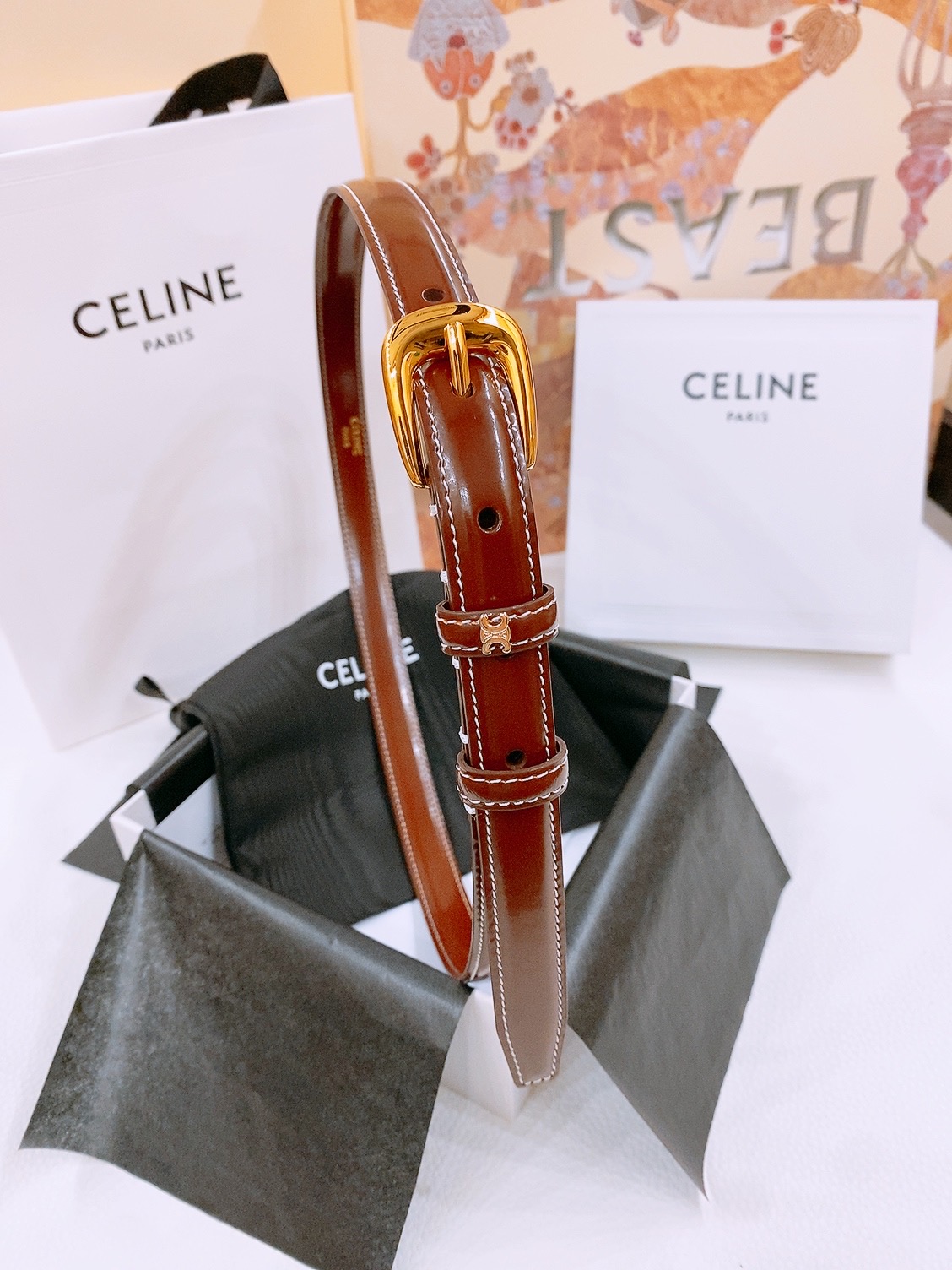 -Celine 凯旋门新款针扣腰带
超简约大气的腰带1.8精品，顶级进口牛皮制作，牛皮搭配牛仔，搭配黄铜