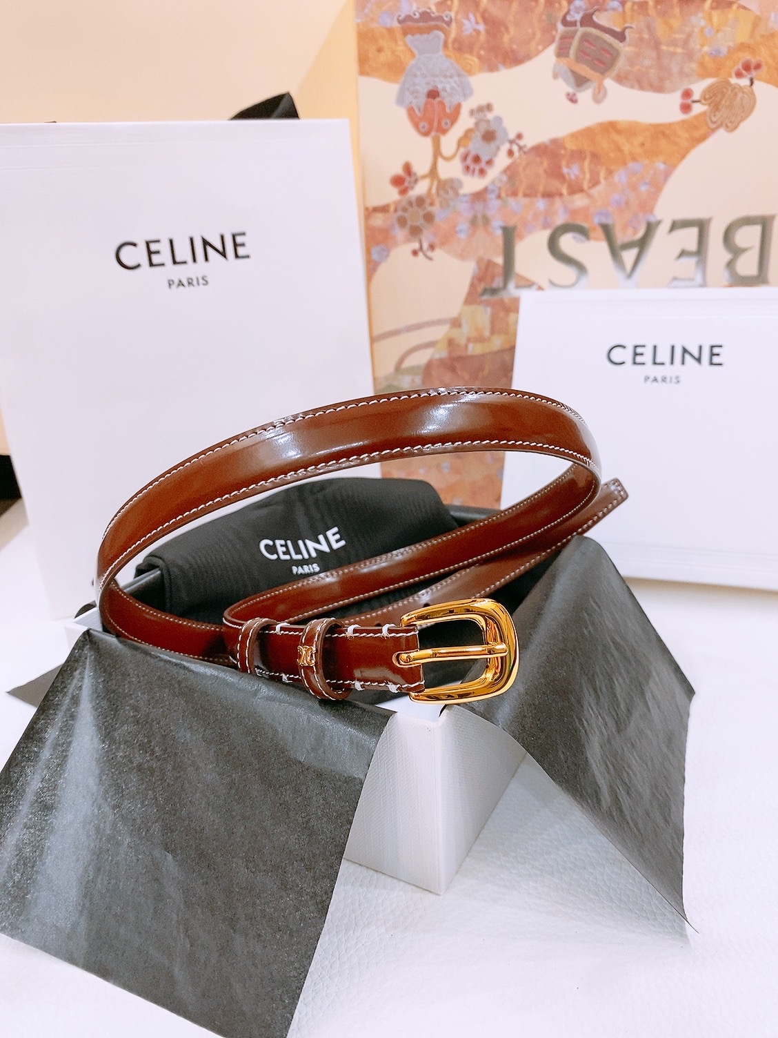 -Celine 凯旋门新款针扣腰带
超简约大气的腰带1.8精品，顶级进口牛皮制作，牛皮搭配牛仔，搭配黄铜