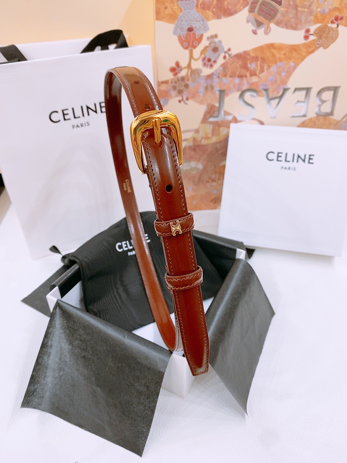 -Celine 凯旋门新款针扣腰带
超简约大气的腰带1.8精品，顶级进口牛皮制作，牛皮搭配牛仔，搭配黄铜