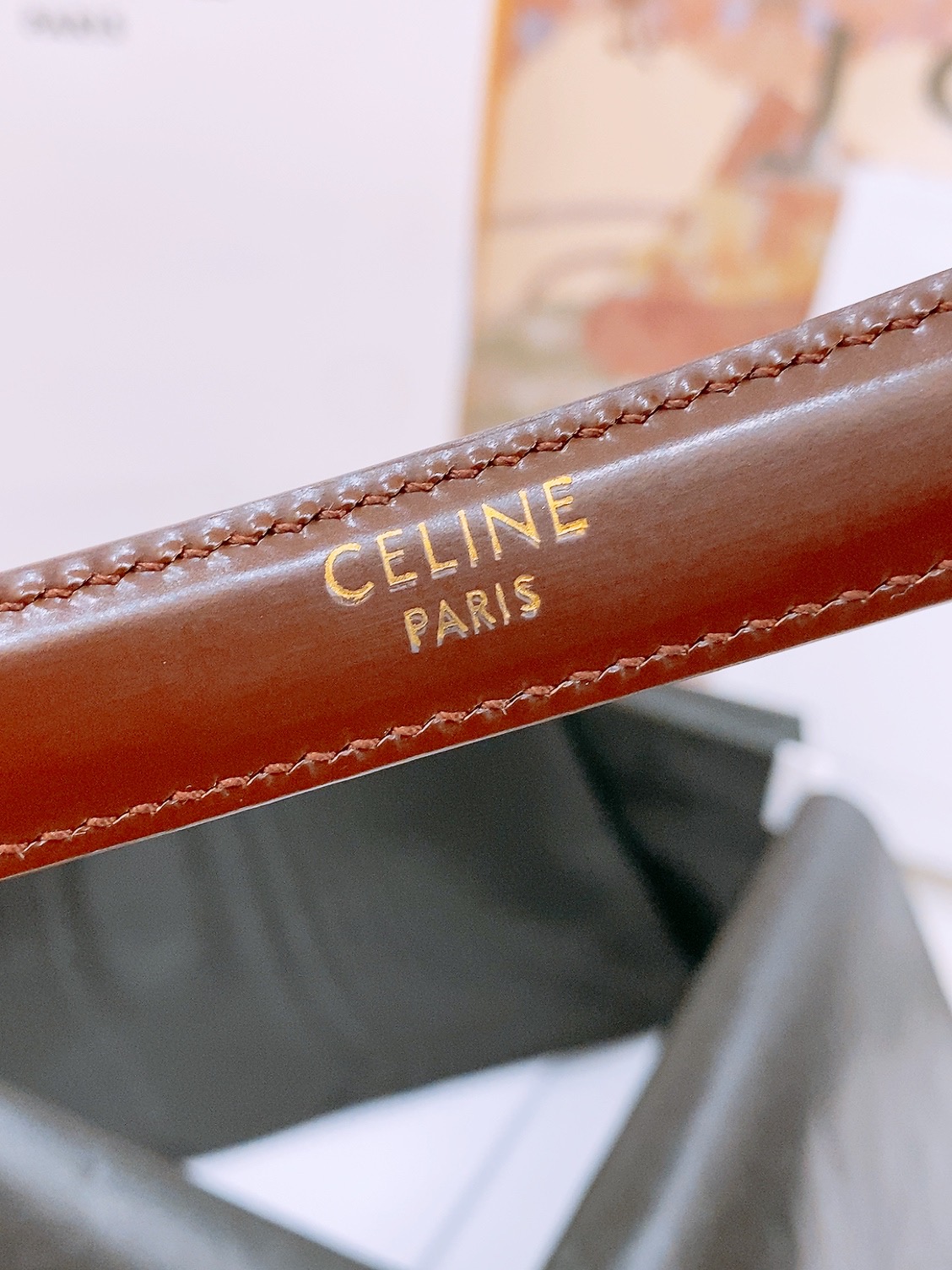 -Celine 凯旋门新款针扣腰带
超简约大气的腰带1.8精品，顶级进口牛皮制作，牛皮搭配牛仔，搭配黄铜