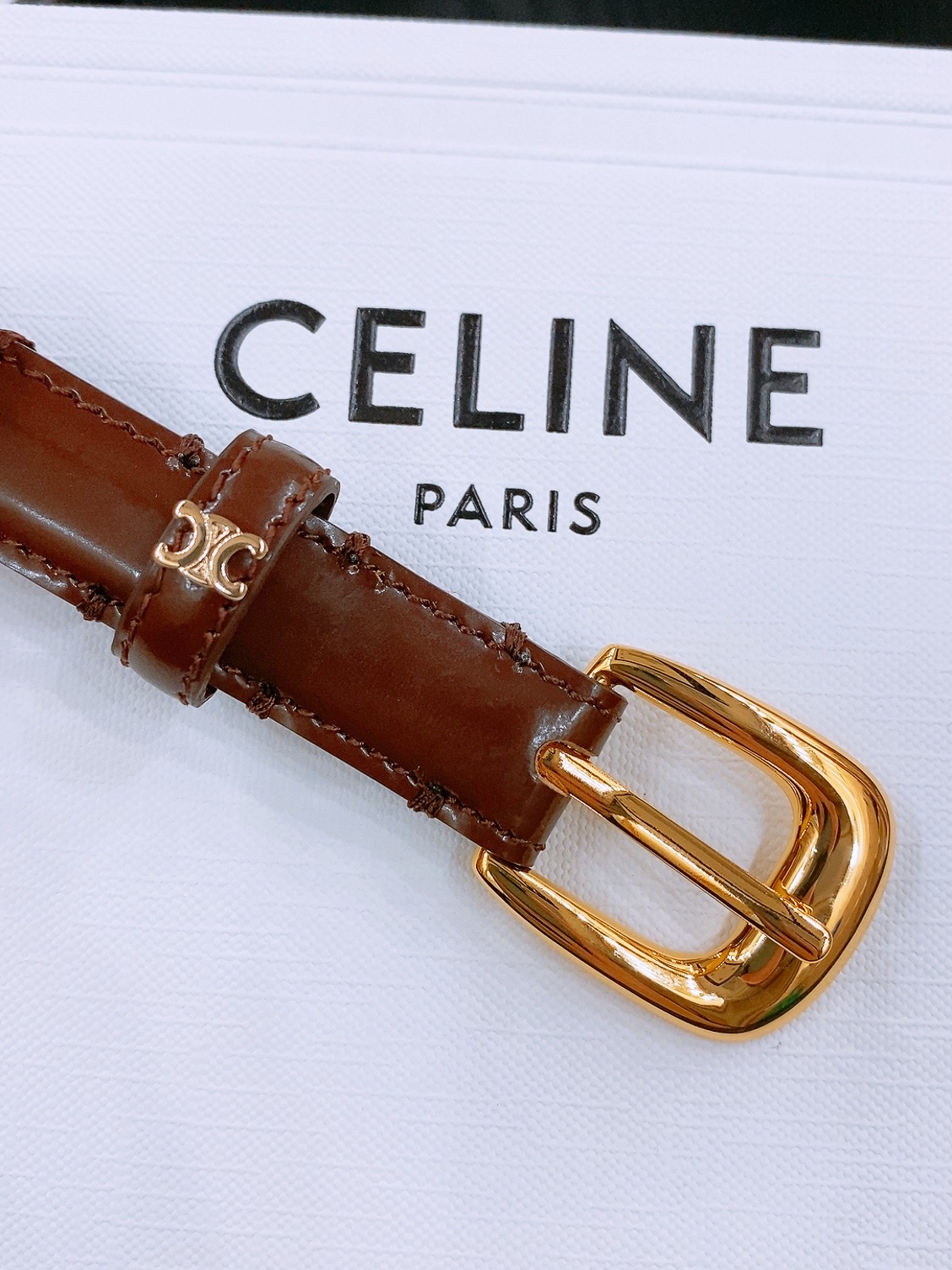 -Celine 凯旋门新款针扣腰带
超简约大气的腰带1.8精品，顶级进口牛皮制作，牛皮搭配牛仔，搭配黄铜