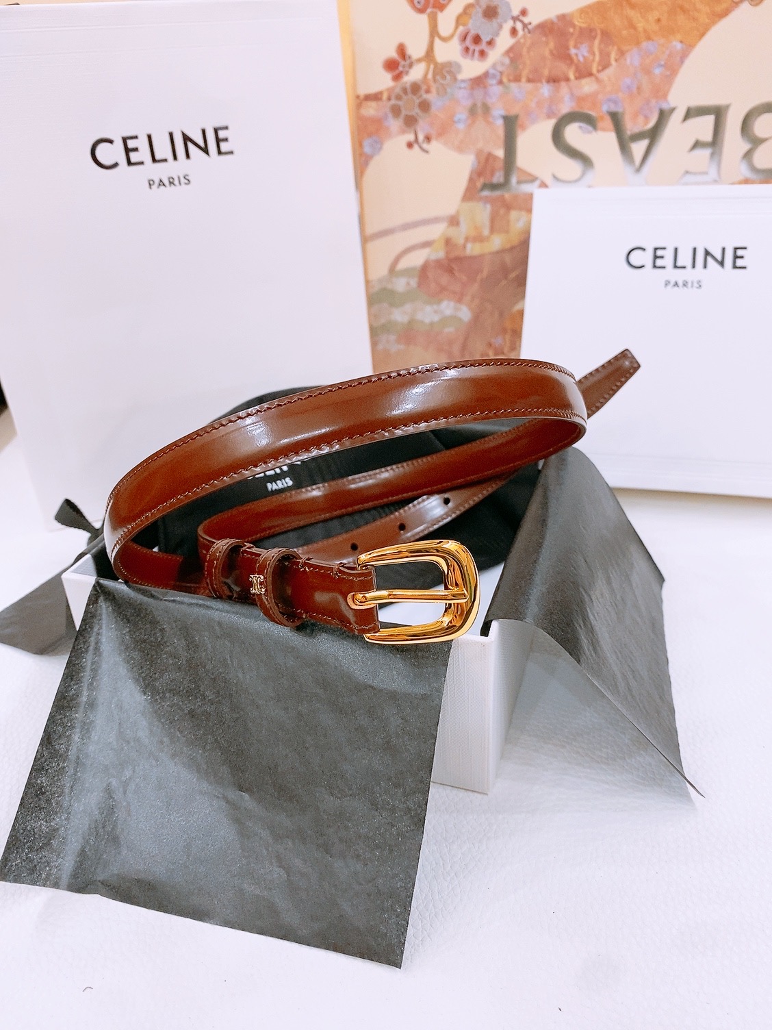-Celine 凯旋门新款针扣腰带
超简约大气的腰带1.8精品，顶级进口牛皮制作，牛皮搭配牛仔，搭配黄铜