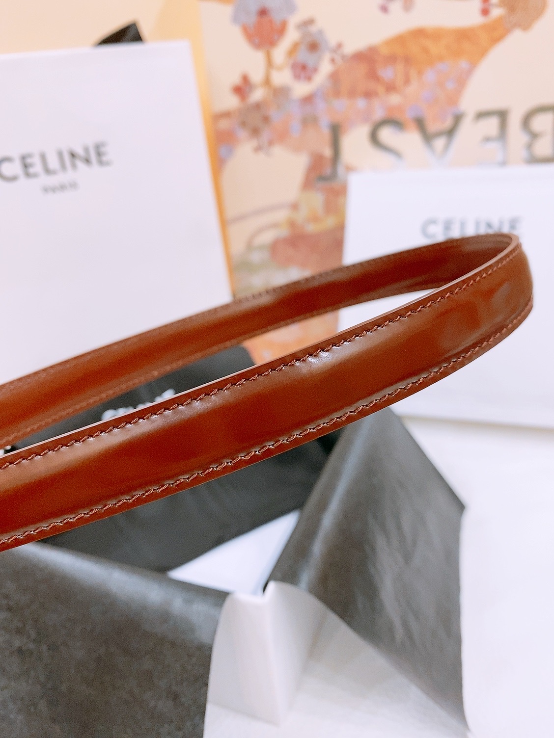 -Celine 凯旋门新款针扣腰带
超简约大气的腰带1.8精品，顶级进口牛皮制作，牛皮搭配牛仔，搭配黄铜