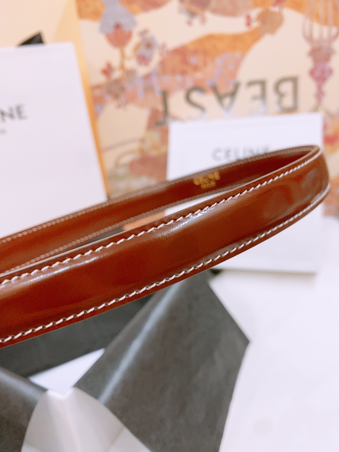-Celine 凯旋门新款针扣腰带
超简约大气的腰带1.8精品，顶级进口牛皮制作，牛皮搭配牛仔，搭配黄铜