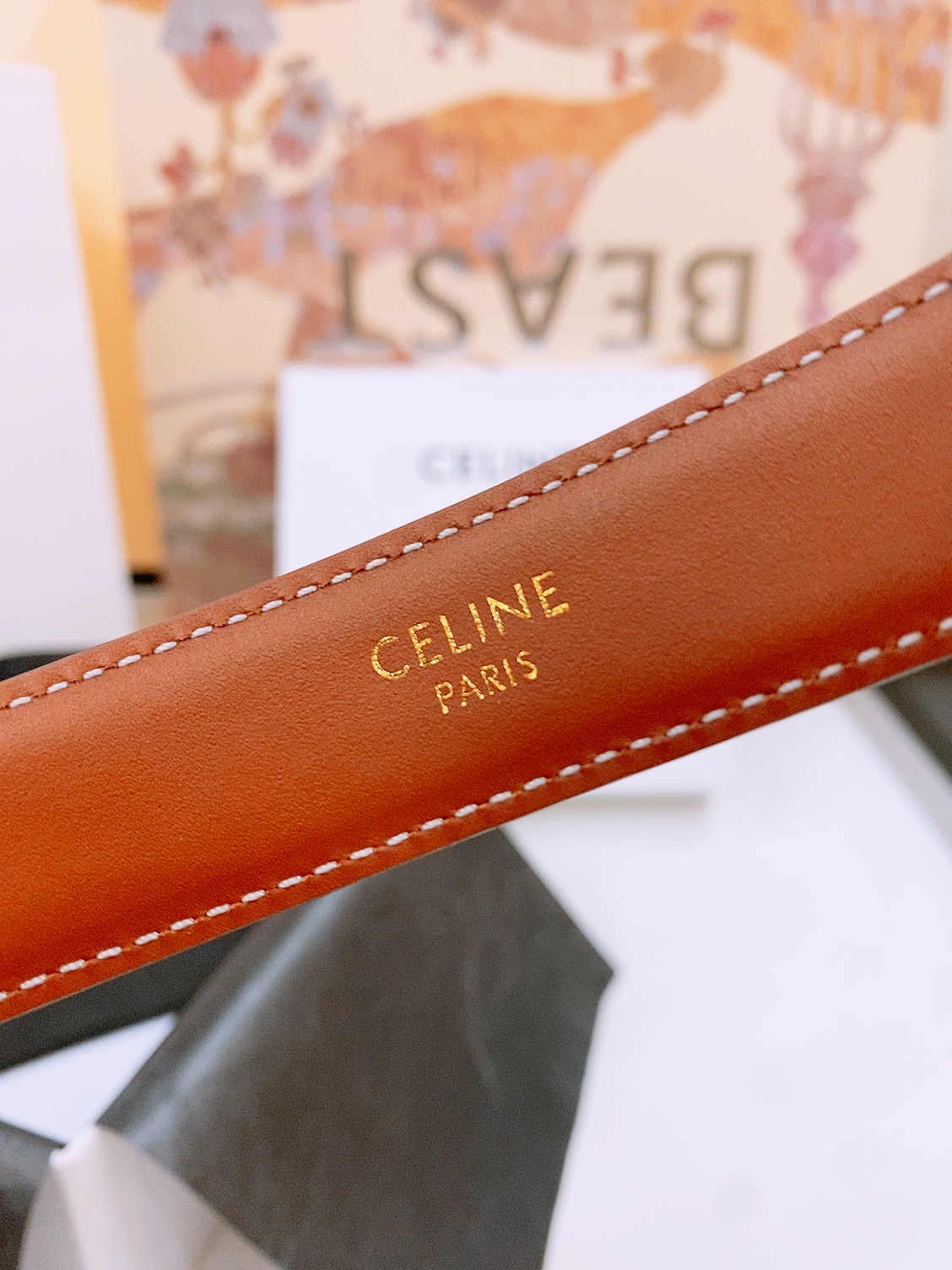 -Celine 凯旋门新款针扣腰带
超简约大气的腰带2.5精品，顶级进口牛皮制作，牛皮搭配牛仔，搭配黄铜