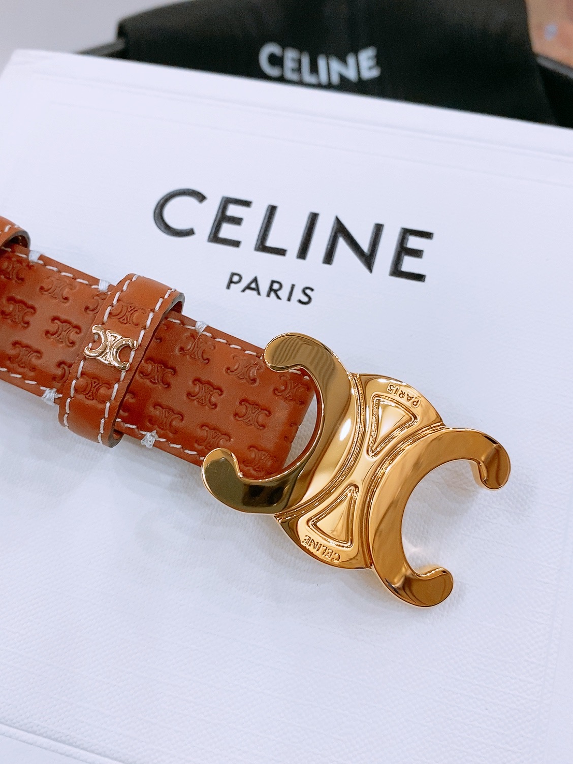 -Celine 凯旋门新款针扣腰带
超简约大气的腰带2.5精品，顶级进口牛皮制作，牛皮搭配牛仔，搭配黄铜