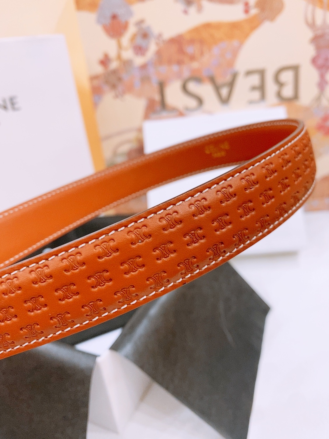 -Celine 凯旋门新款针扣腰带
超简约大气的腰带2.5精品，顶级进口牛皮制作，牛皮搭配牛仔，搭配黄铜