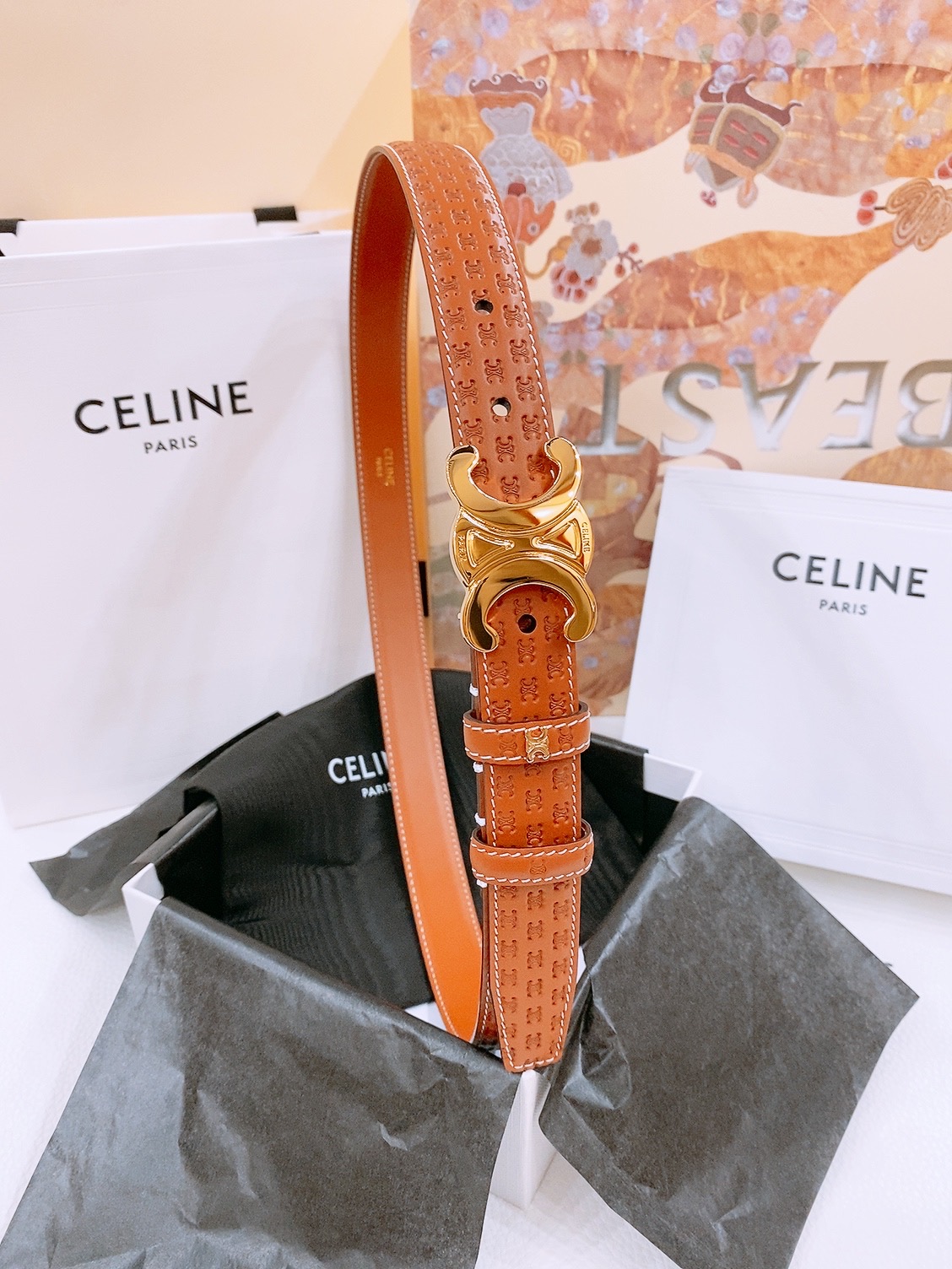 -Celine 凯旋门新款针扣腰带
超简约大气的腰带2.5精品，顶级进口牛皮制作，牛皮搭配牛仔，搭配黄铜