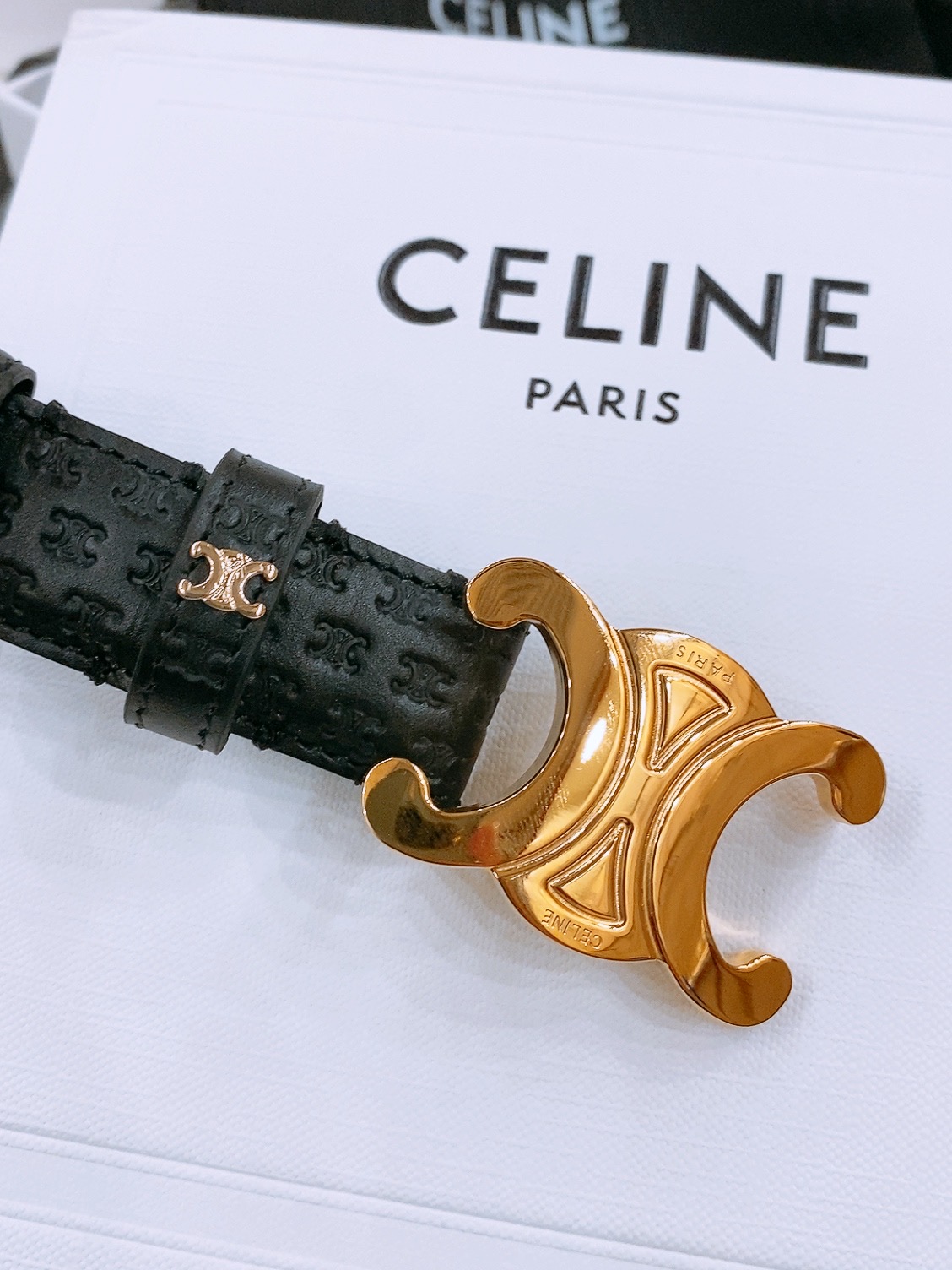 -Celine 凯旋门新款针扣腰带
超简约大气的腰带2.5精品，顶级进口牛皮制作，牛皮搭配牛仔，搭配黄铜
